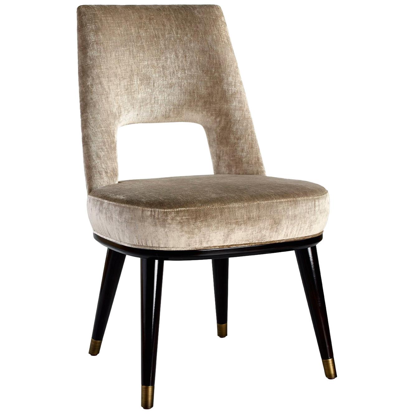 Stilvoller Stuhl mit lackierten Beinen und Metallkappen auf Füßen aus Leder oder Stoff im Angebot