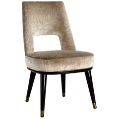 Stilvoller Stuhl mit lackierten Beinen und Metallkappen auf Füßen aus Leder oder Stoff
