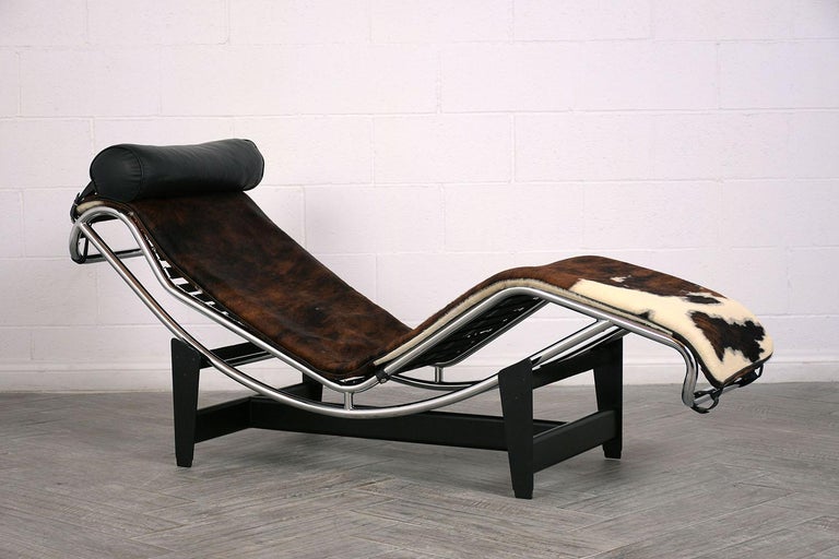Stylish Chaise Lounge LC4 Le Corbusier Style with Cowhide For Sale at