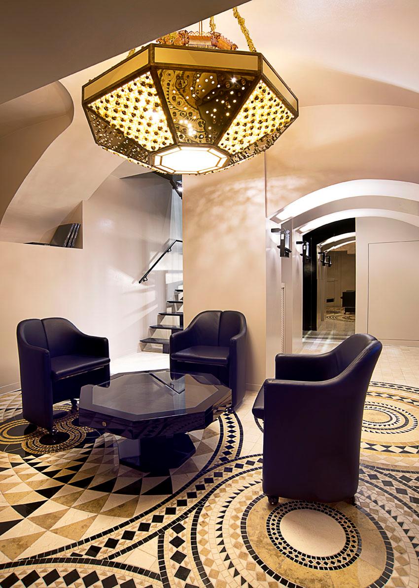 XXIe siècle et contemporain Lustre élégant avec cadre en maille métallique et insert décoratif en laiton en vente
