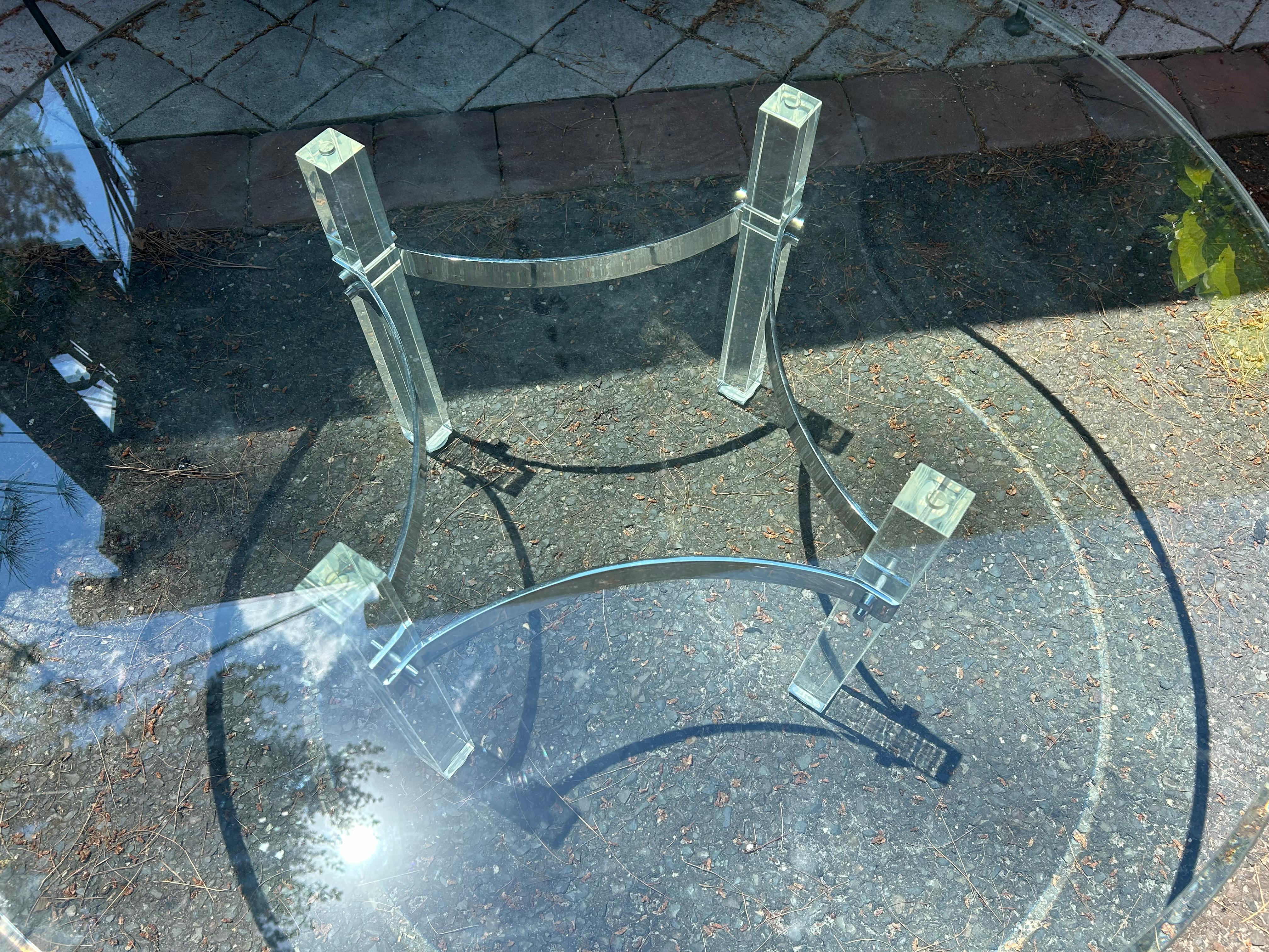 Table basse de style Charles Hollis Jones en lucite et chrome.  Les châssis chromés arqués sont très lourds et robustes - bien conçus.  Ce site  la table mesure 16,5 