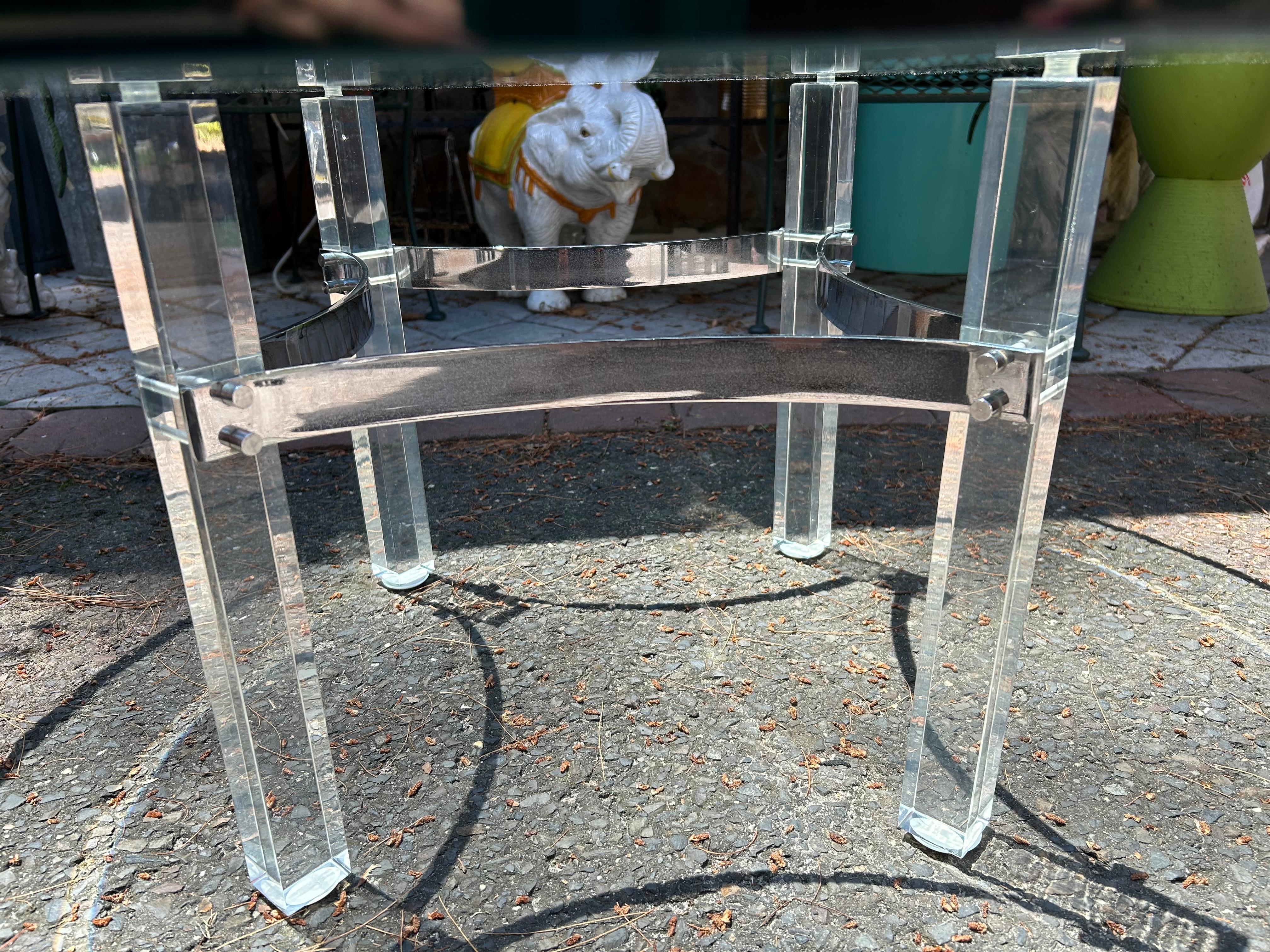 Mid-Century Modern Table basse élégante Charles Hollis Jones en lucite chromée mi-siècle moderne en vente
