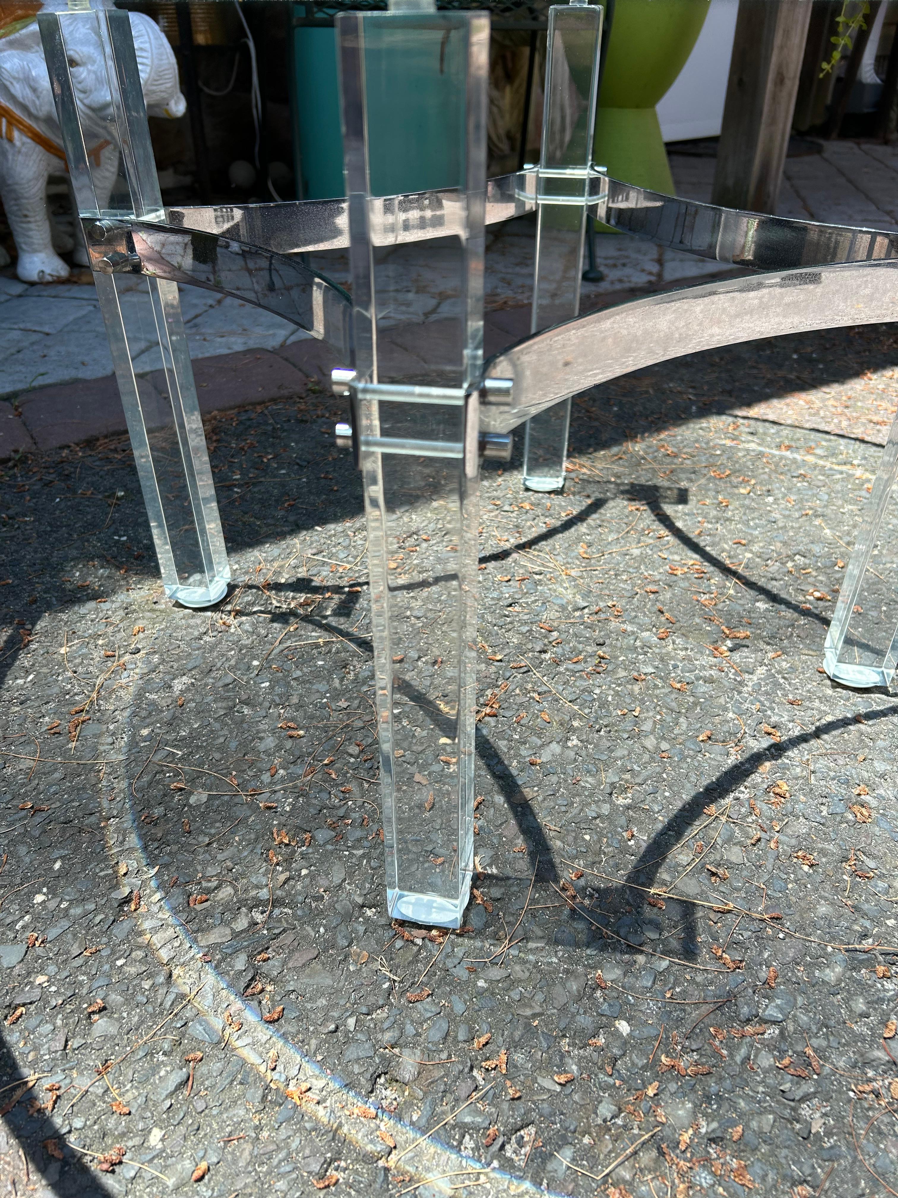 Table basse élégante Charles Hollis Jones en lucite chromée mi-siècle moderne Bon état - En vente à Pemberton, NJ