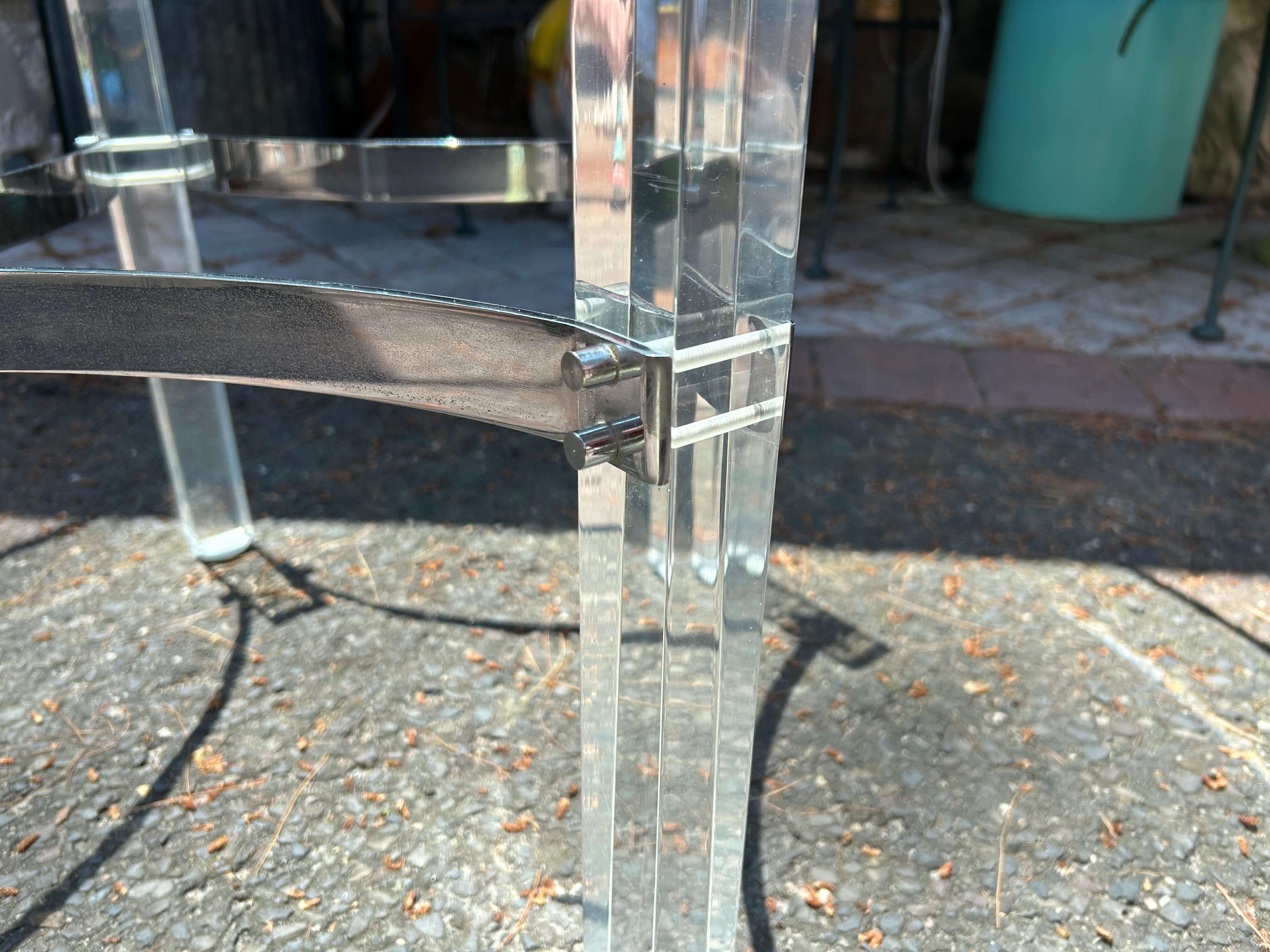 Verre Table basse élégante Charles Hollis Jones en lucite chromée mi-siècle moderne en vente