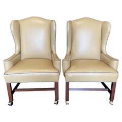 Elegante coppia di sedie ad ala in pelle di serpente beige e verde acqua stile Giorgio III