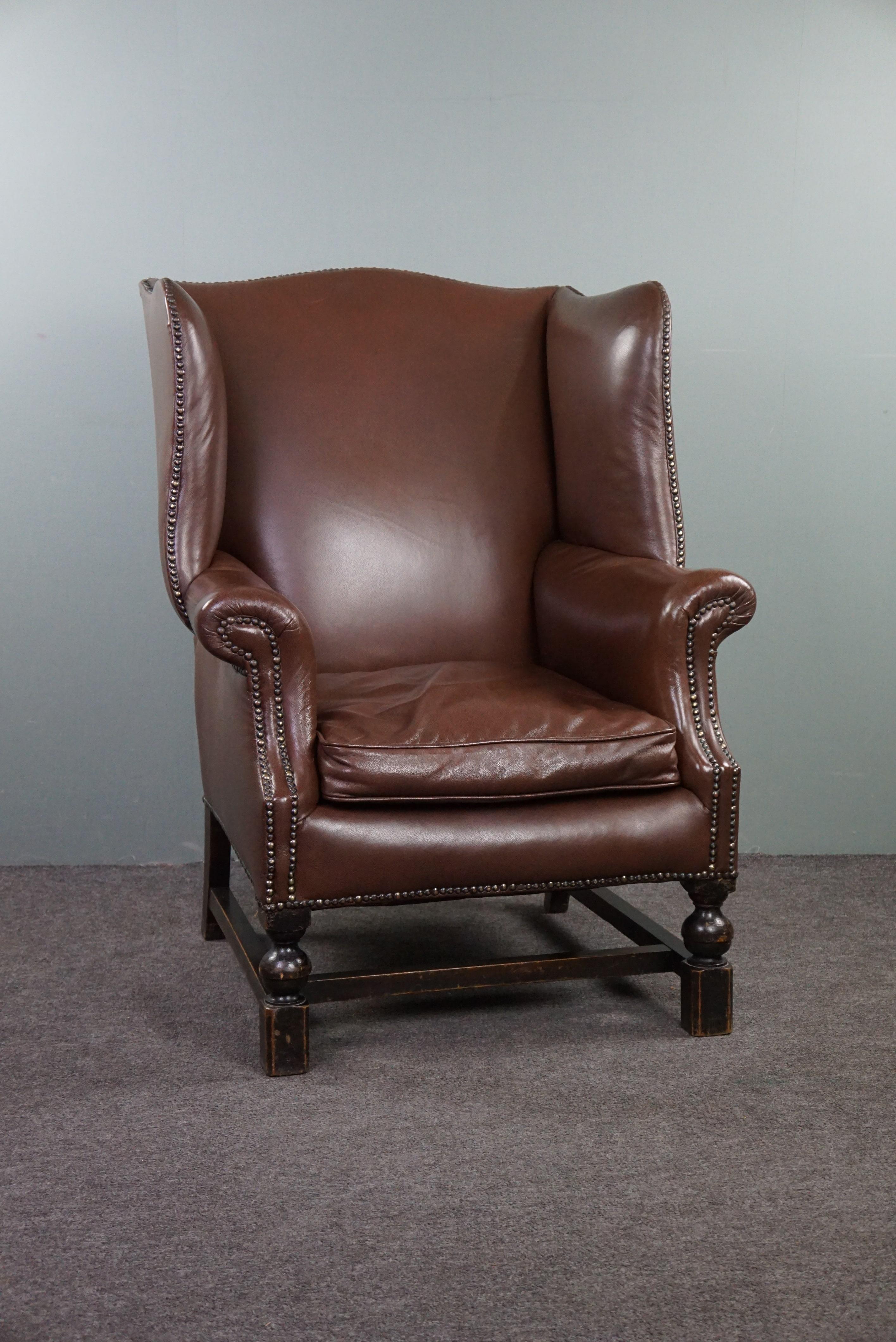 With pleasure, we present to you this comfortable leather wingback chair.

If you are looking for an elegant wingback chair with exceptional comfort, this deep-colored wingback chair could be the ideal choice for you. This chair combines style and