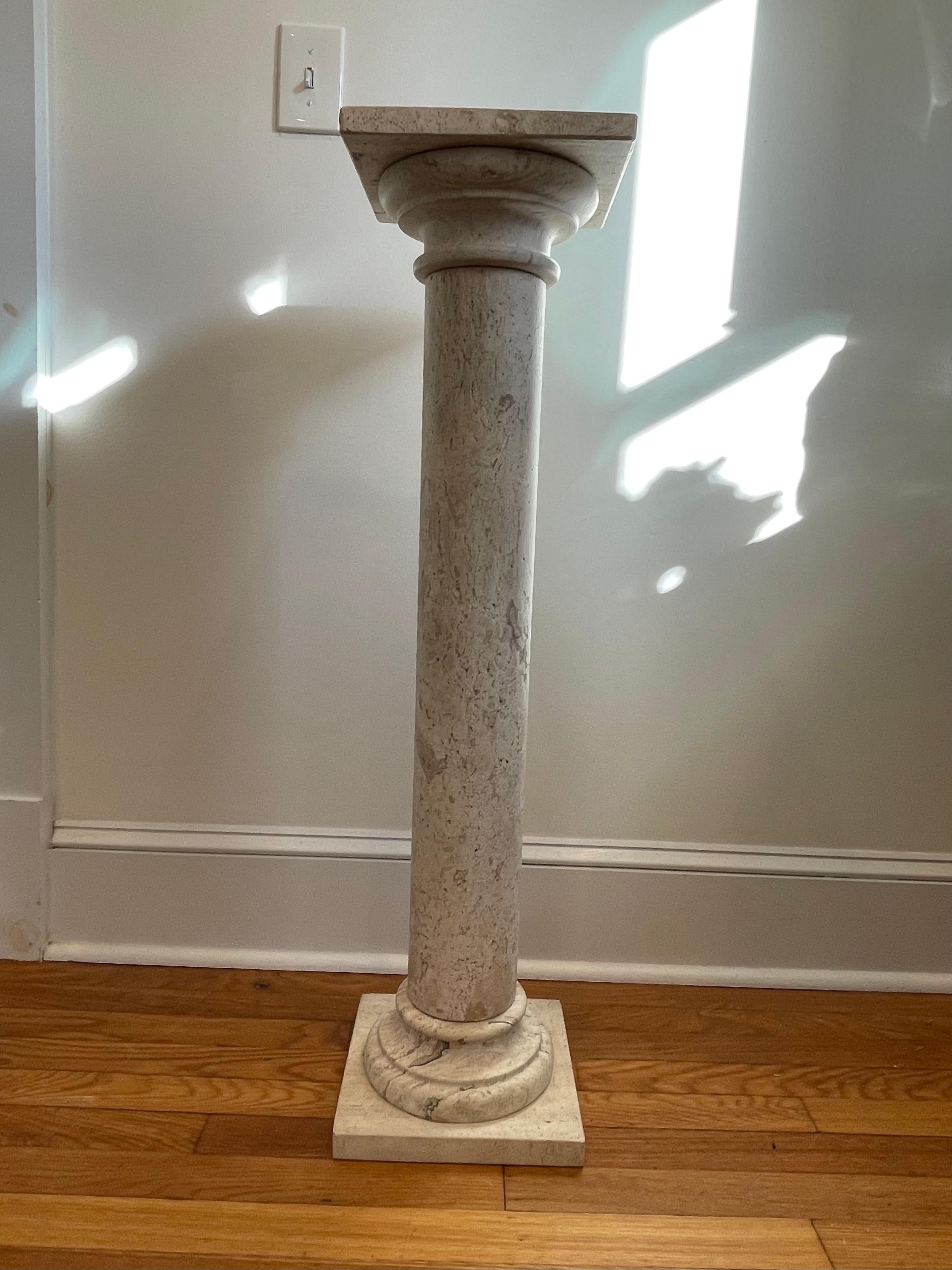 Colonne / The Pedestal Stand en marbre italien travertin, au design élégant et classique 3