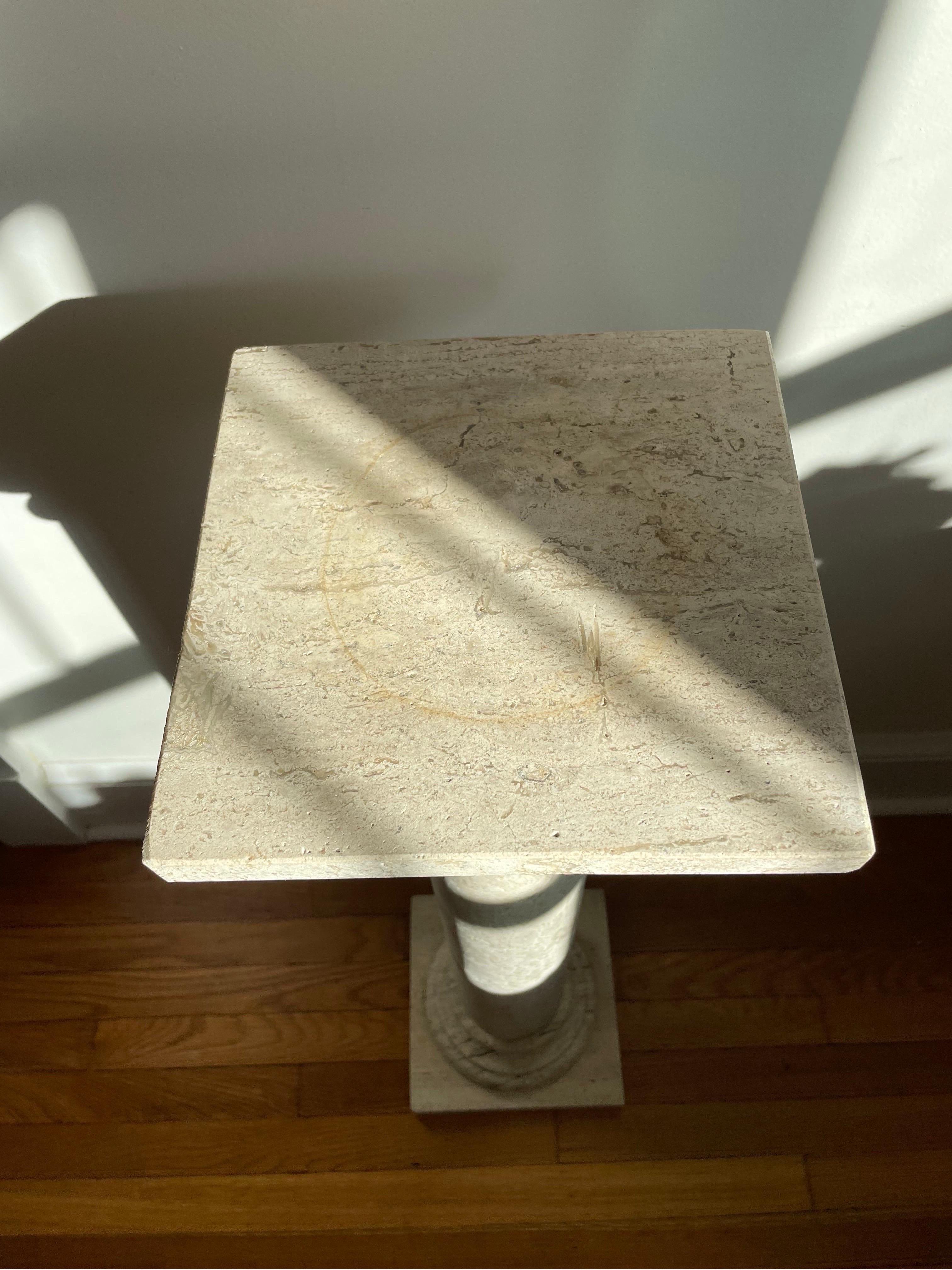 20ième siècle Colonne / The Pedestal Stand en marbre italien travertin, au design élégant et classique