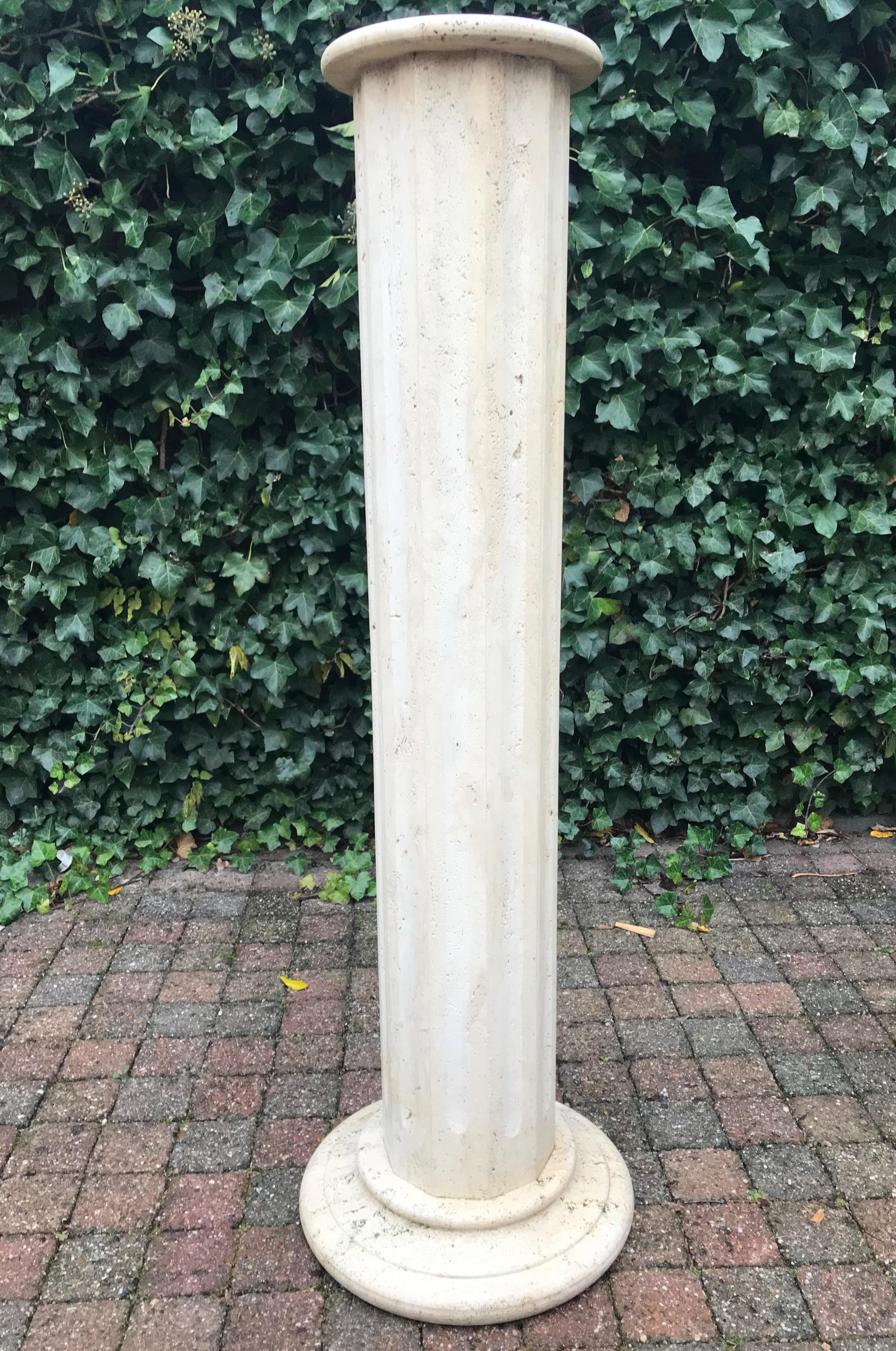 Stylish & Classical Design, Italian Travertine Marble Column / Pedestal Stand In Good Condition In Lisse, NL