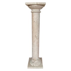 Colonne / The Pedestal Stand en marbre italien travertin, au design élégant et classique