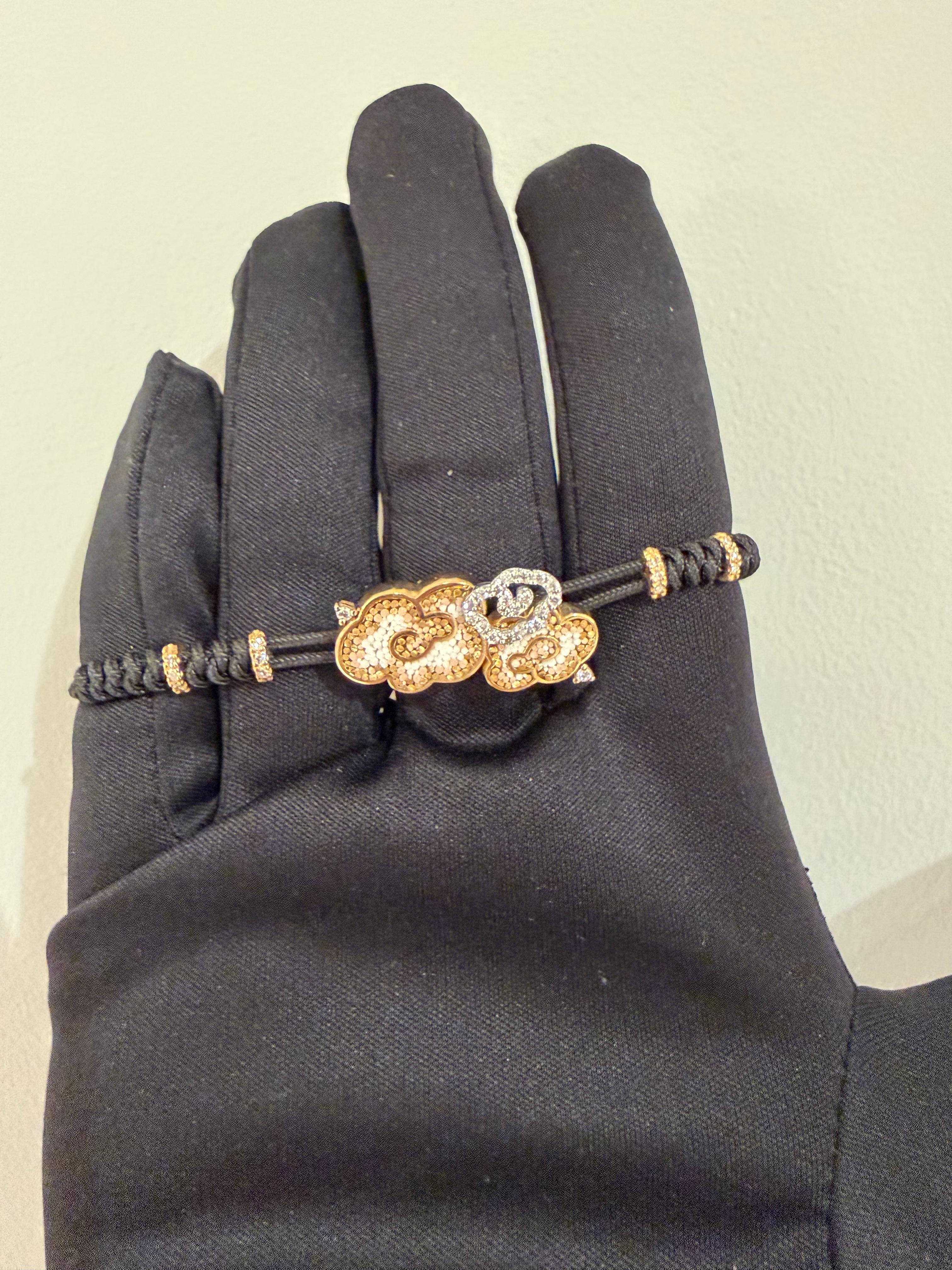 Les artistes de la micro-mosaïque ont tissé à la main de minuscules tiges d'émail vénitien obtenues par la fusion à haute température de neuf couleurs de base avec de la poussière de diamant, réalisant ainsi des combinaisons infinies de tons et de