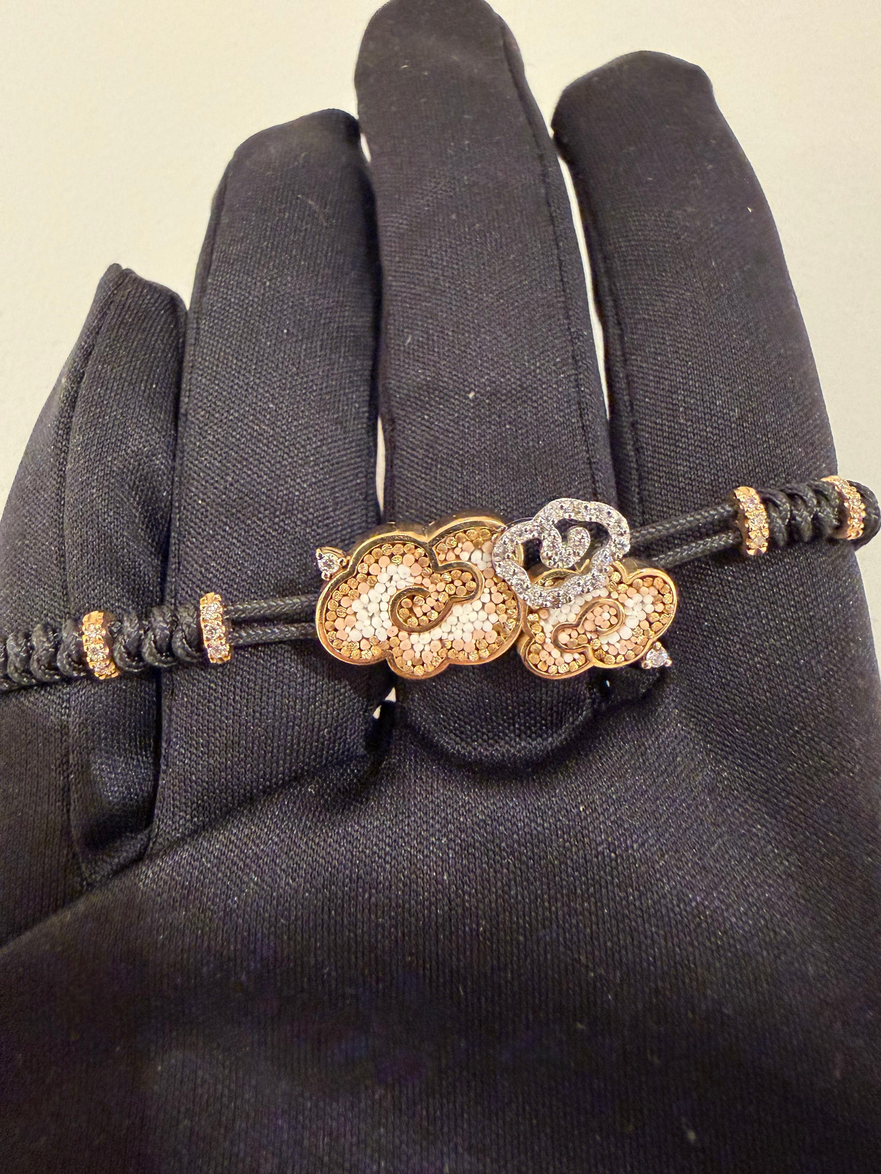 Contemporain Bracelet élégant en forme de nuages en or jaune avec micro-mosaïque décorée à la main et diamants blancs en vente