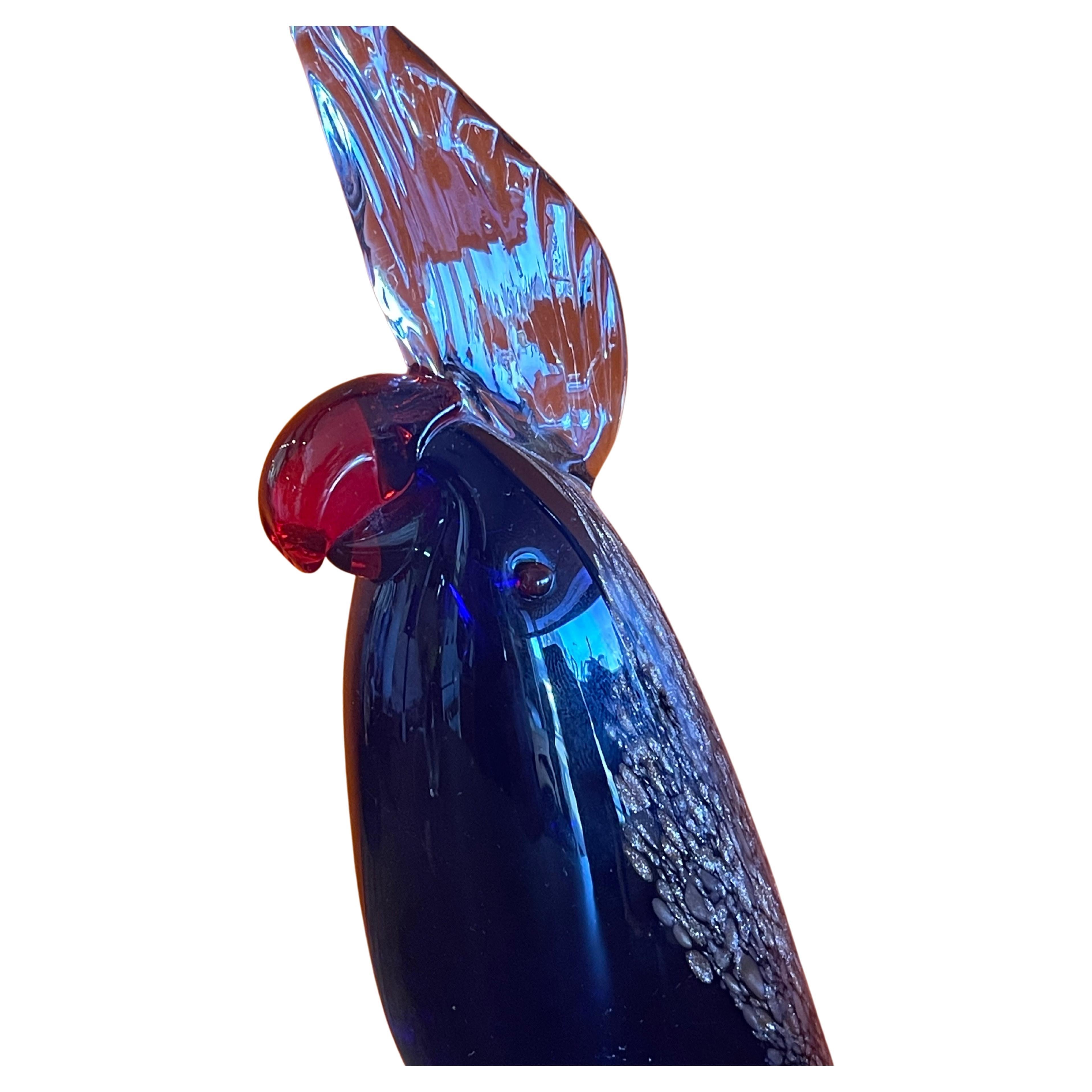 Stylish cockatoo art glass sculpture by Murano Glass, circa 1960s. The piece is in very good vintage condition with no chips or cracks and measures 4