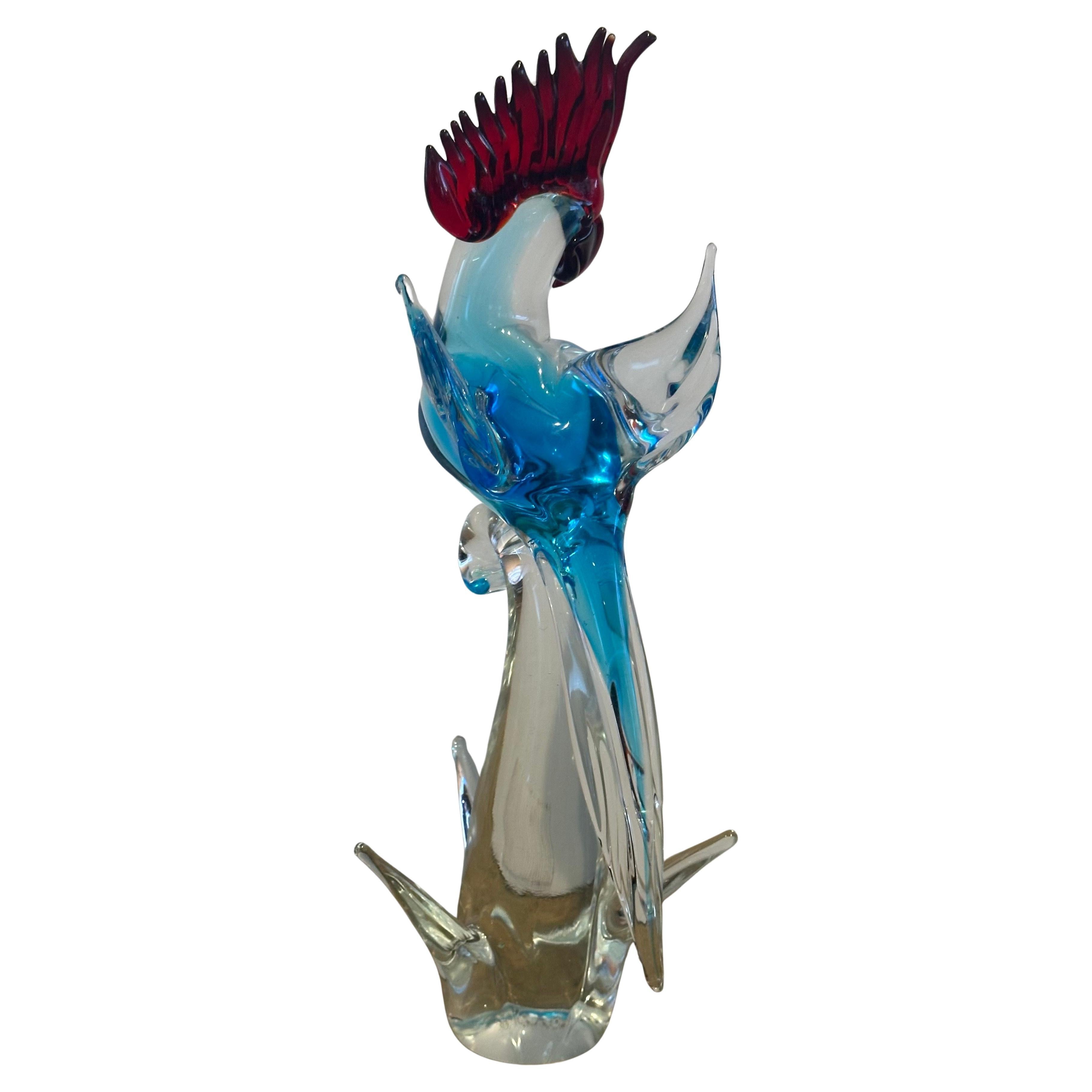 Un'elegante scultura di cacatua o uccello in vetro artistico di Murano, alta circa 15 pollici e risalente agli anni Sessanta. Grande colore e chiarezza in questo pezzo vintage che include l'etichetta originale di Murano.  #4824