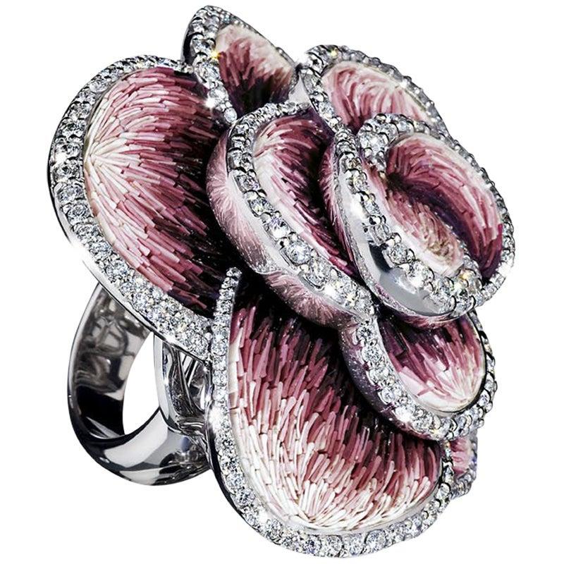 Im Angebot: Stilvoller Cocktail-Ring, weißer Diamant, Weißgold, Saphir, Mikromosaik, dekoriert ()