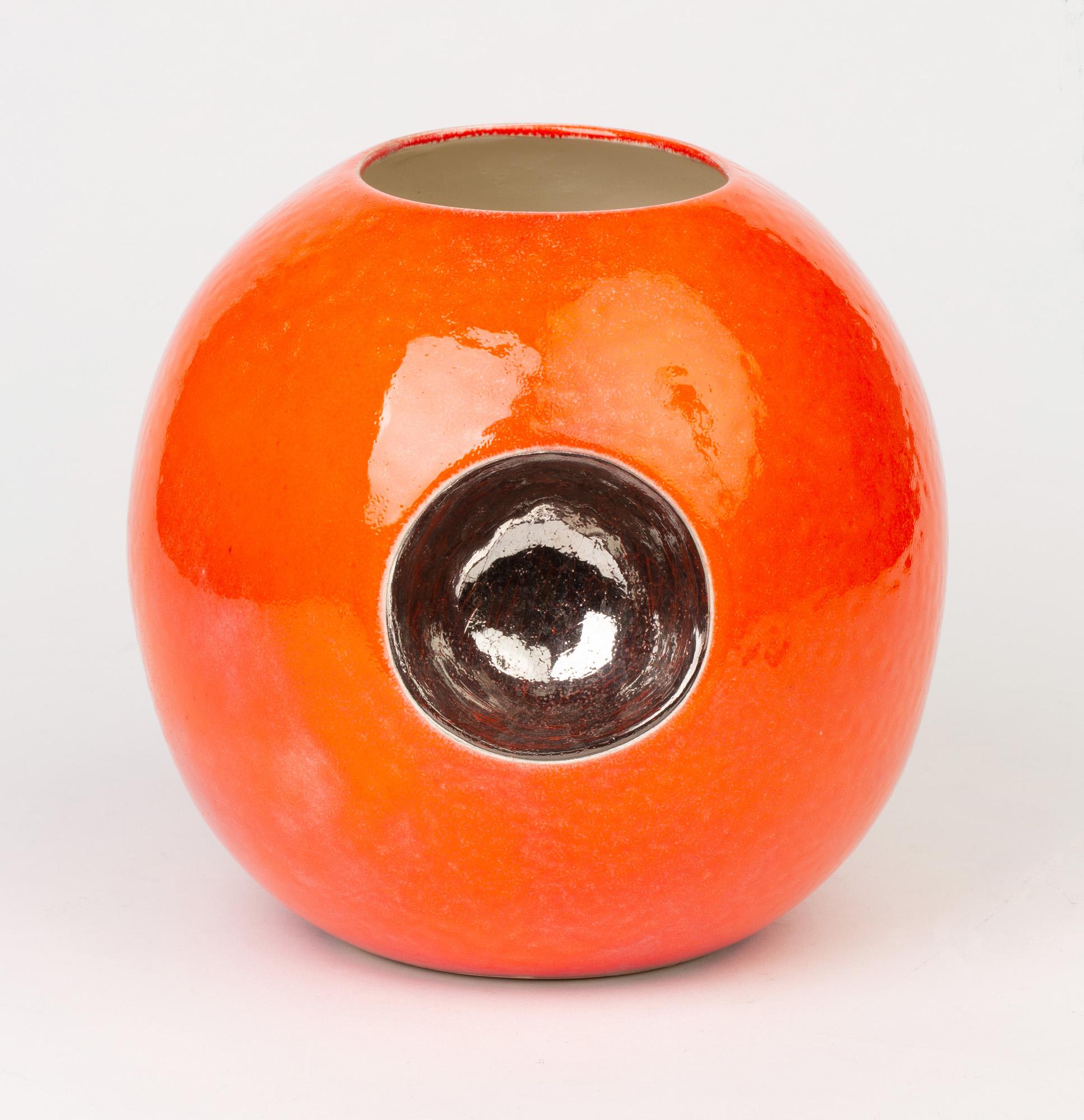 Zeitgenössische orange glasierte kugelförmige Vase, signiert Morgan, datiert 2004 im Angebot 2