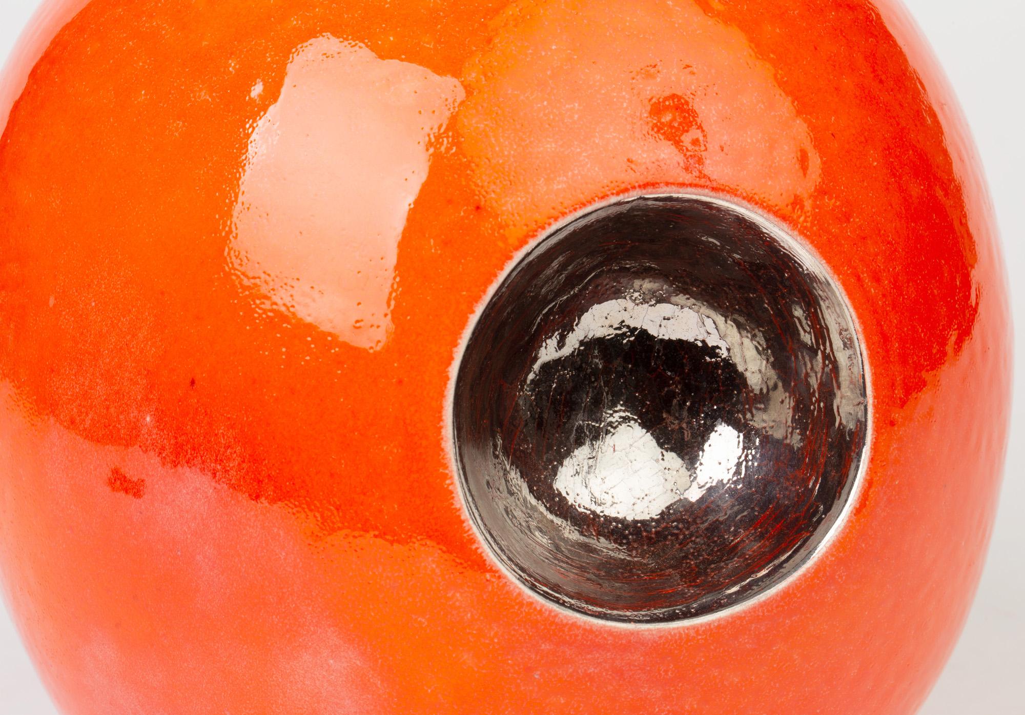 Zeitgenössische orange glasierte kugelförmige Vase, signiert Morgan, datiert 2004 im Angebot 3