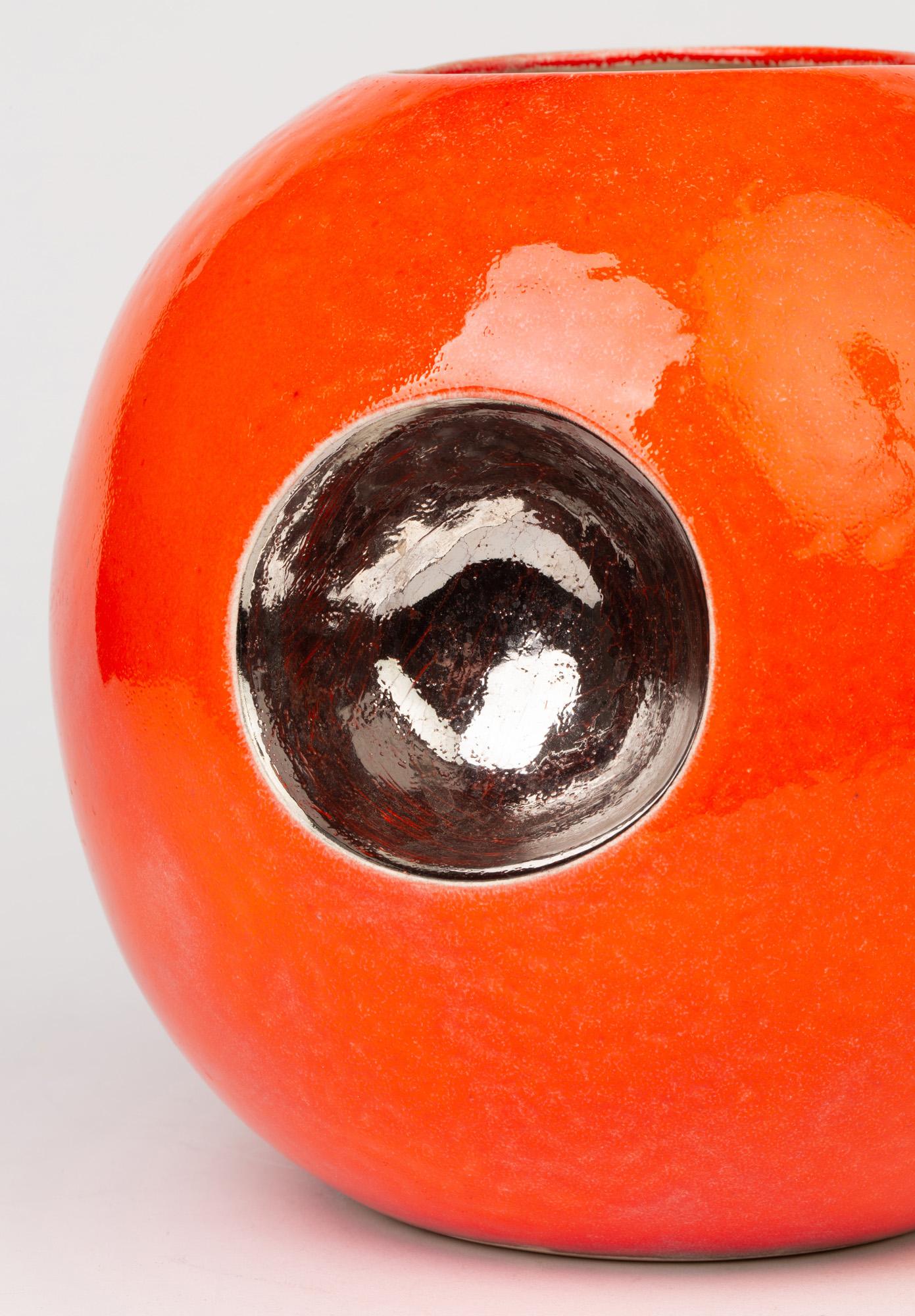 Zeitgenössische orange glasierte kugelförmige Vase, signiert Morgan, datiert 2004 im Angebot 4
