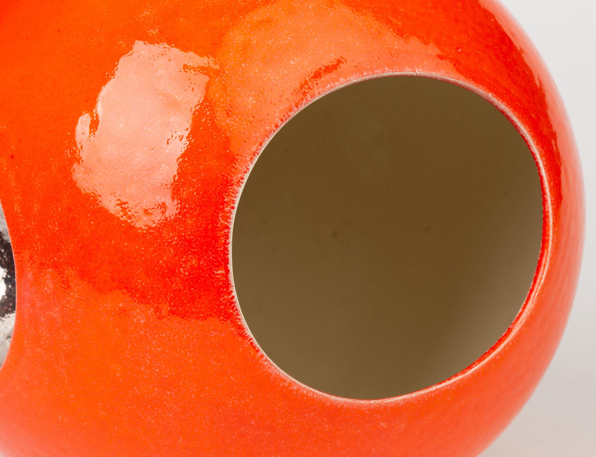 Zeitgenössische orange glasierte kugelförmige Vase, signiert Morgan, datiert 2004 (Britisch) im Angebot
