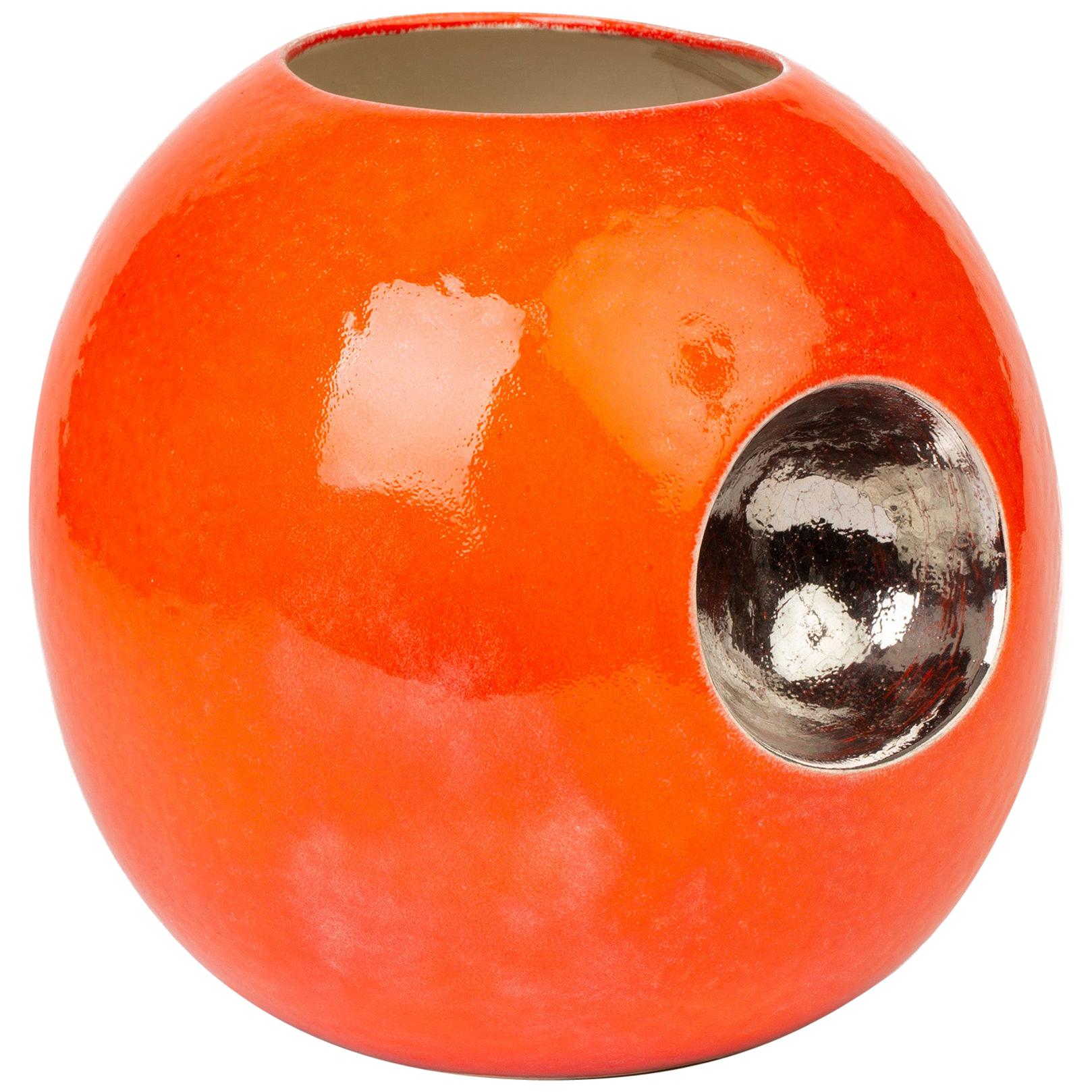 Zeitgenössische orange glasierte kugelförmige Vase, signiert Morgan, datiert 2004