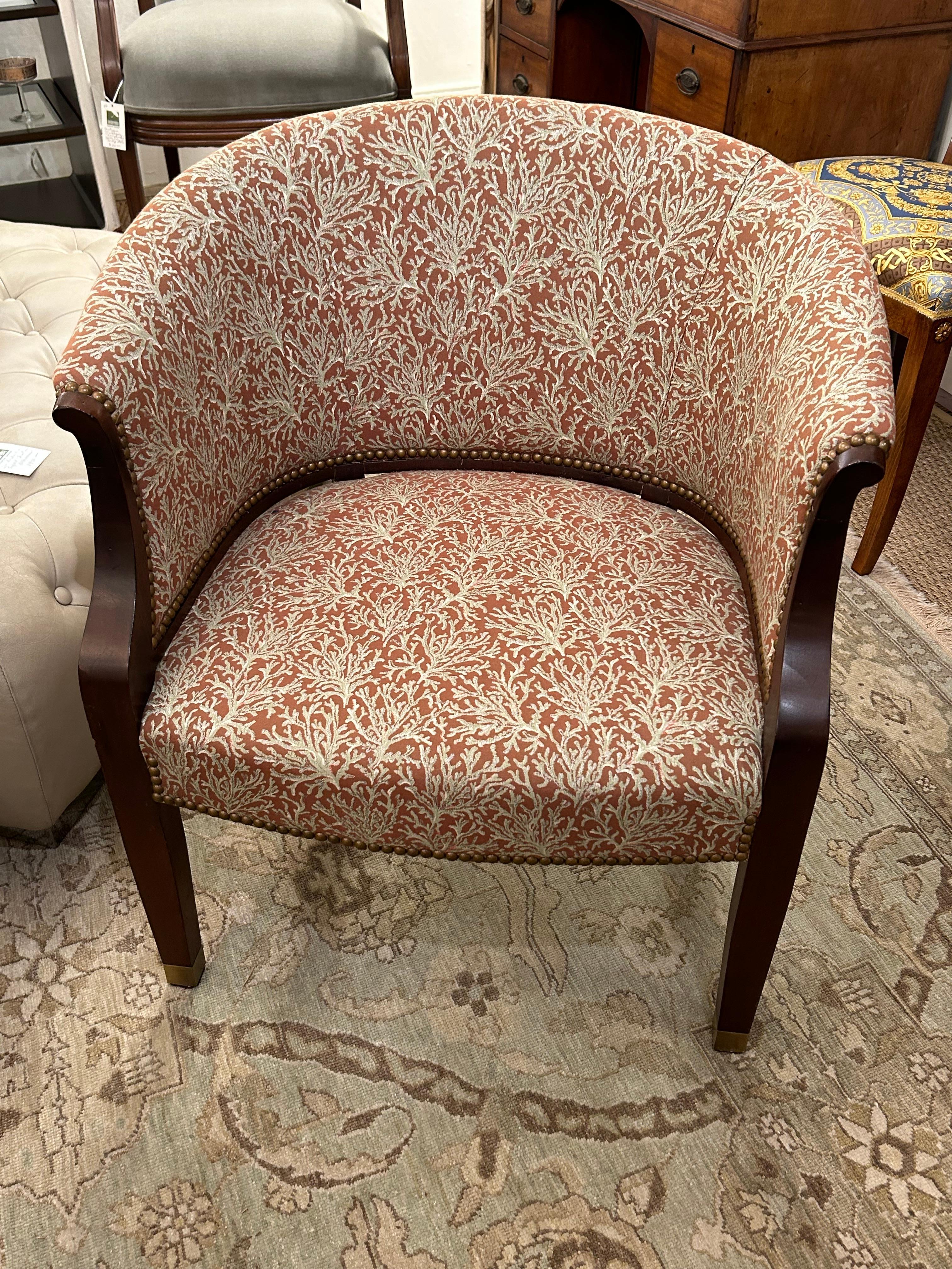 Splendida coppia di sedie club imbottite e curvilinee con un caldo tessuto arancione bruciato e crema con un motivo a ramoscelli e una calda struttura in mogano.  Dettagli come le teste dei chiodi in ottone e i piedini a punta rendono questa coppia