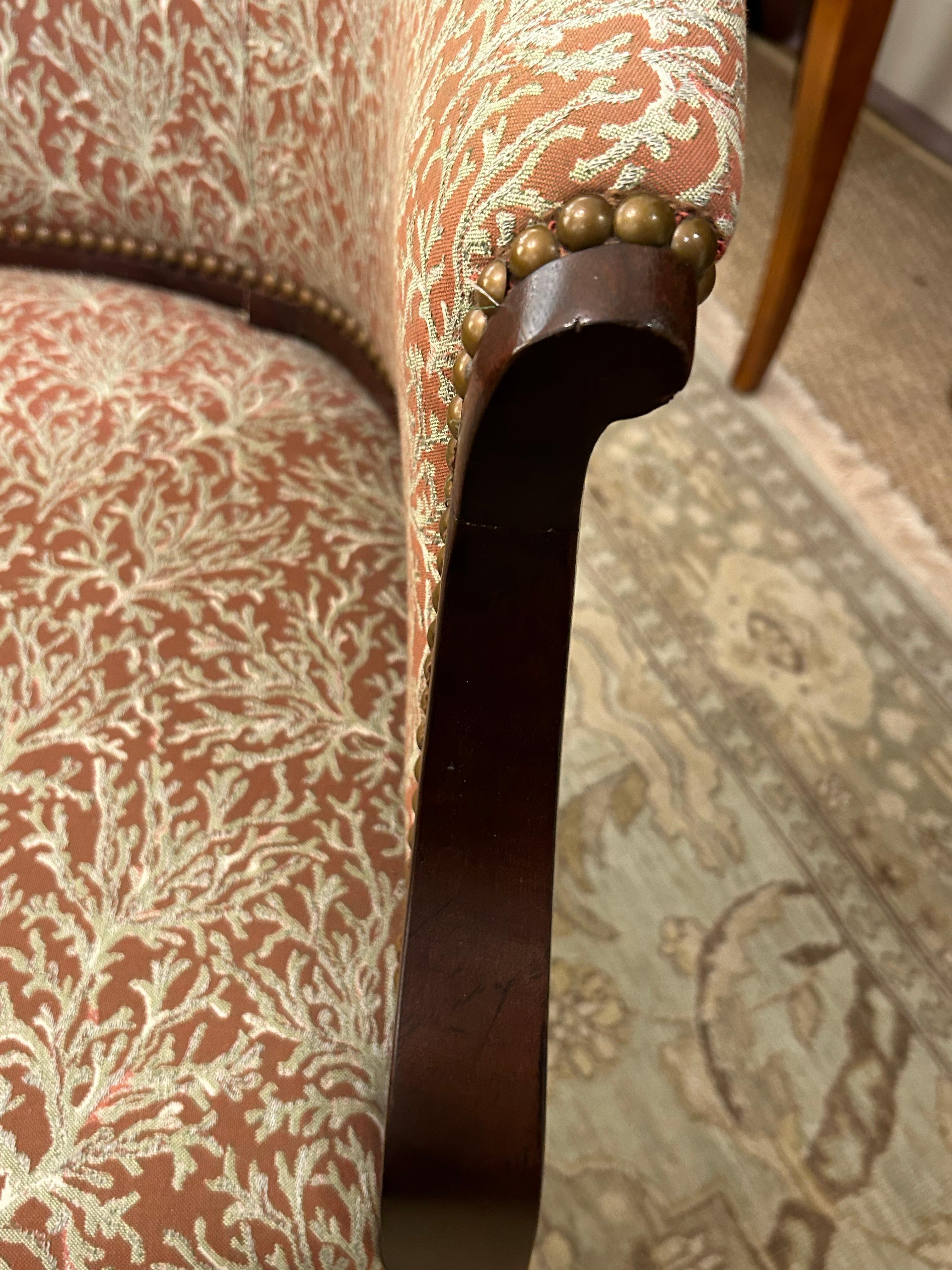 Elegante coppia di poltrone club imbottite e in mogano In condizioni buone in vendita a Hopewell, NJ