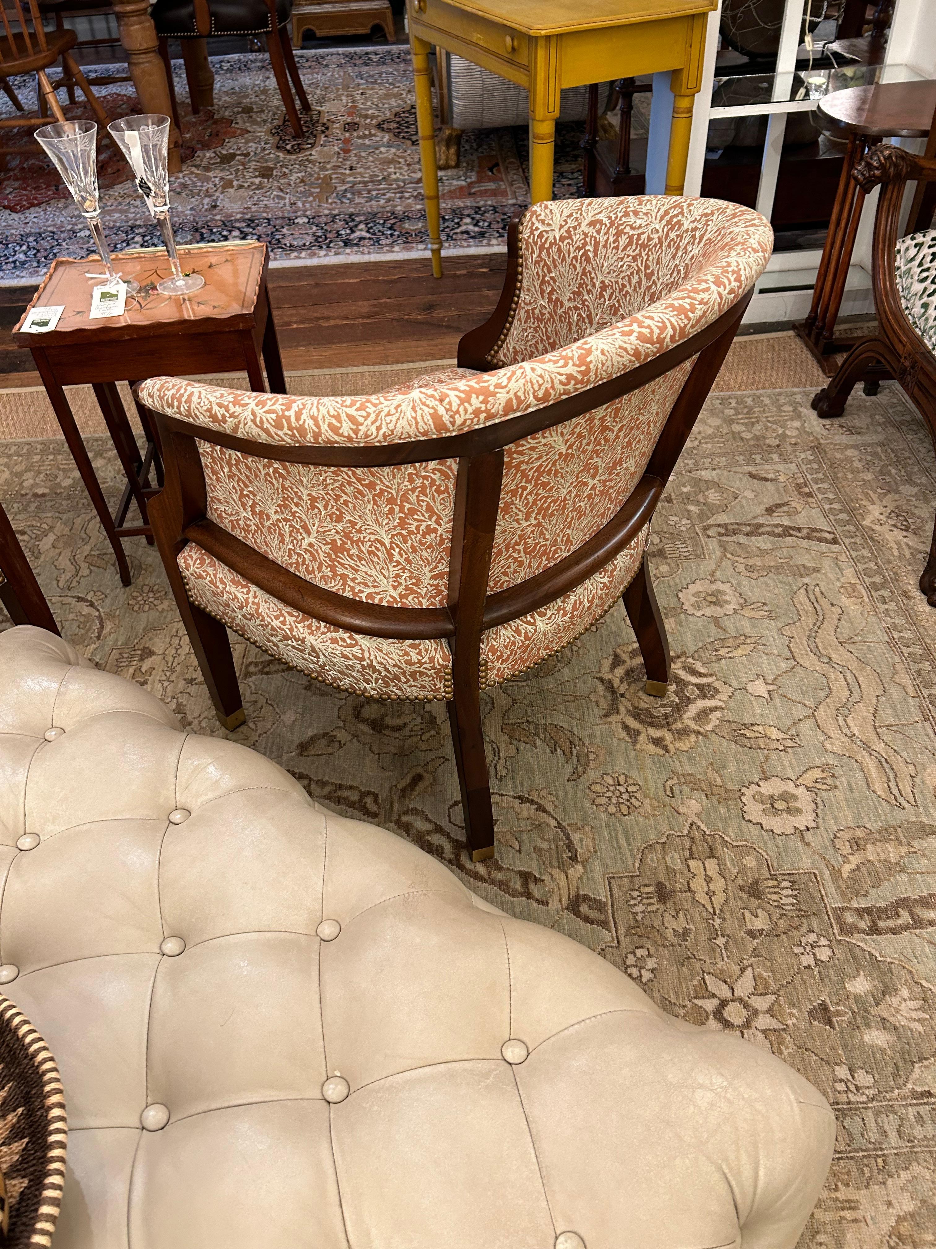 Elegante coppia di poltrone club imbottite e in mogano in vendita 1
