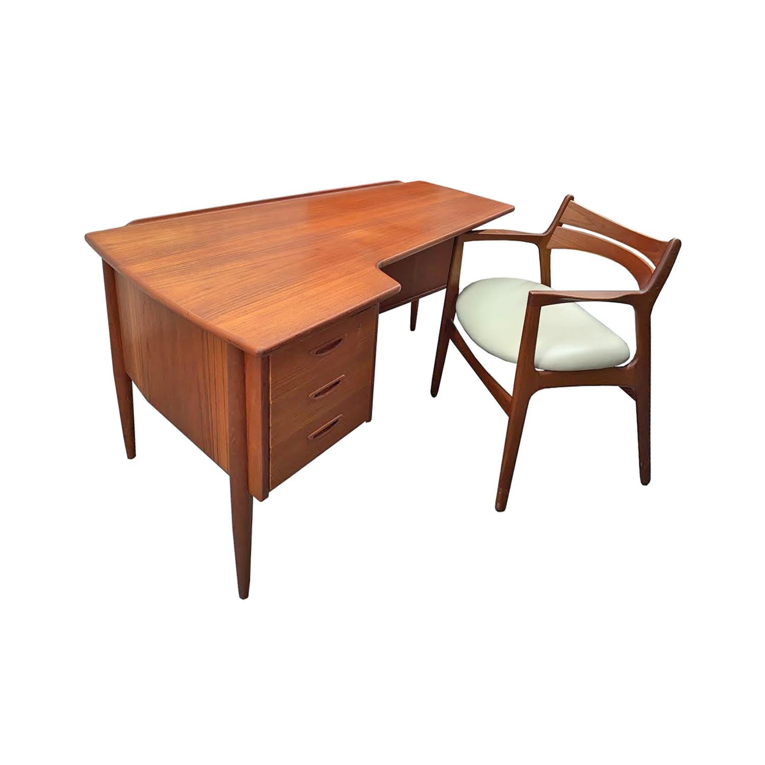 Stylish Danish Desk Chair in Teak, 1950s 'Signed' In Excellent Condition For Sale In New York, NY