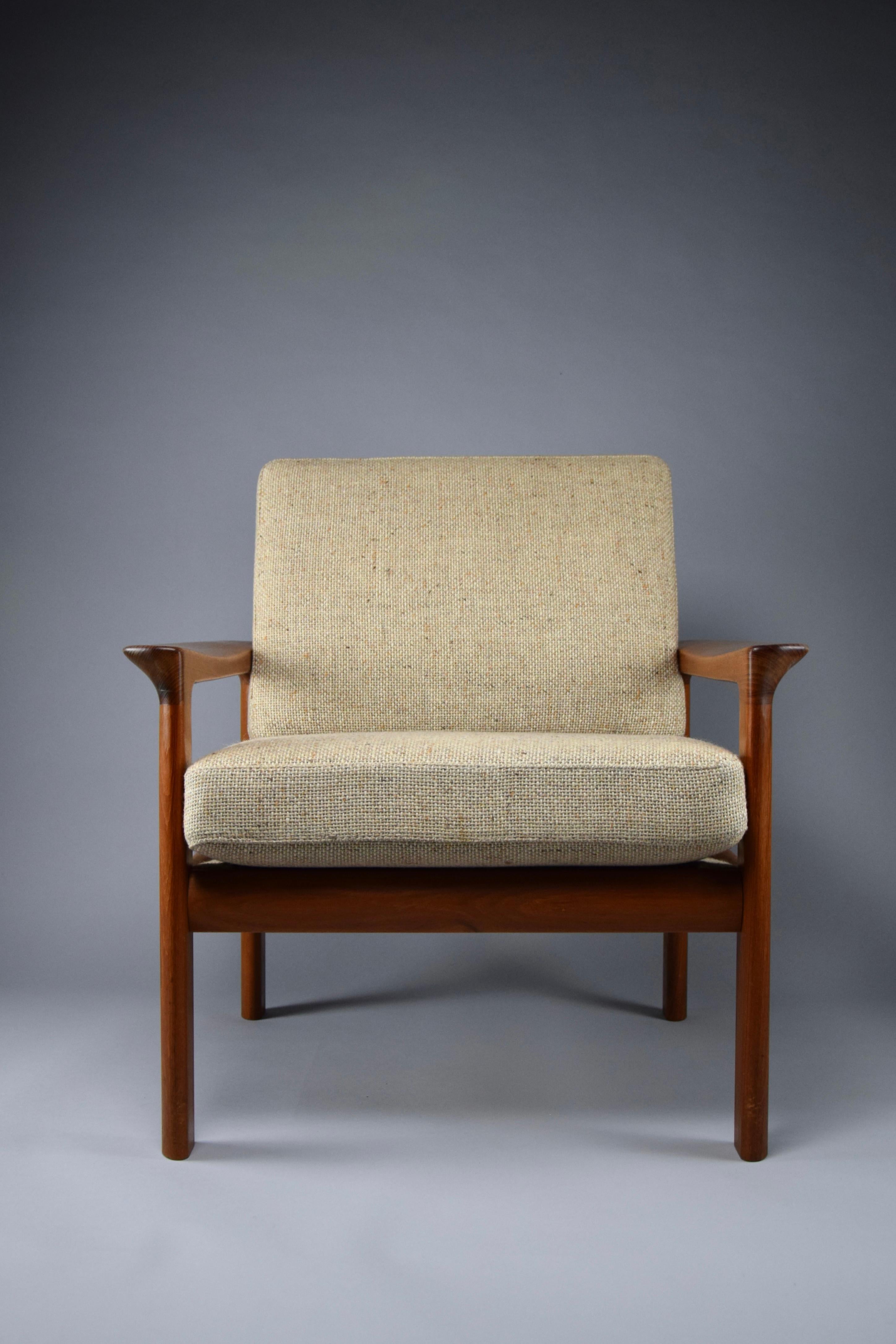 Stylish Danish Solid Teak Mid Century Modern Lounge Chair In Good Condition For Sale In Weesp, NL