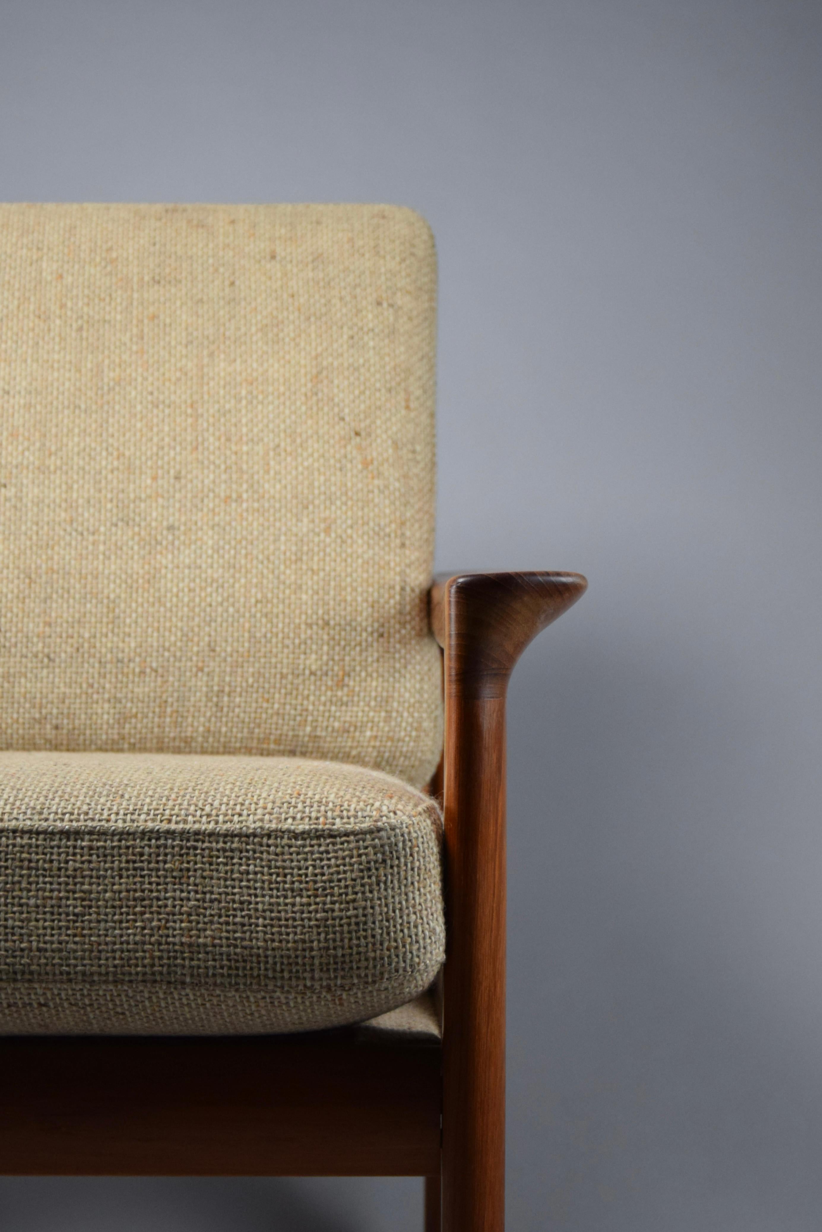Fauteuil de salon danois élégant en teck massif, mi-siècle moderne Bon état - En vente à Weesp, NL