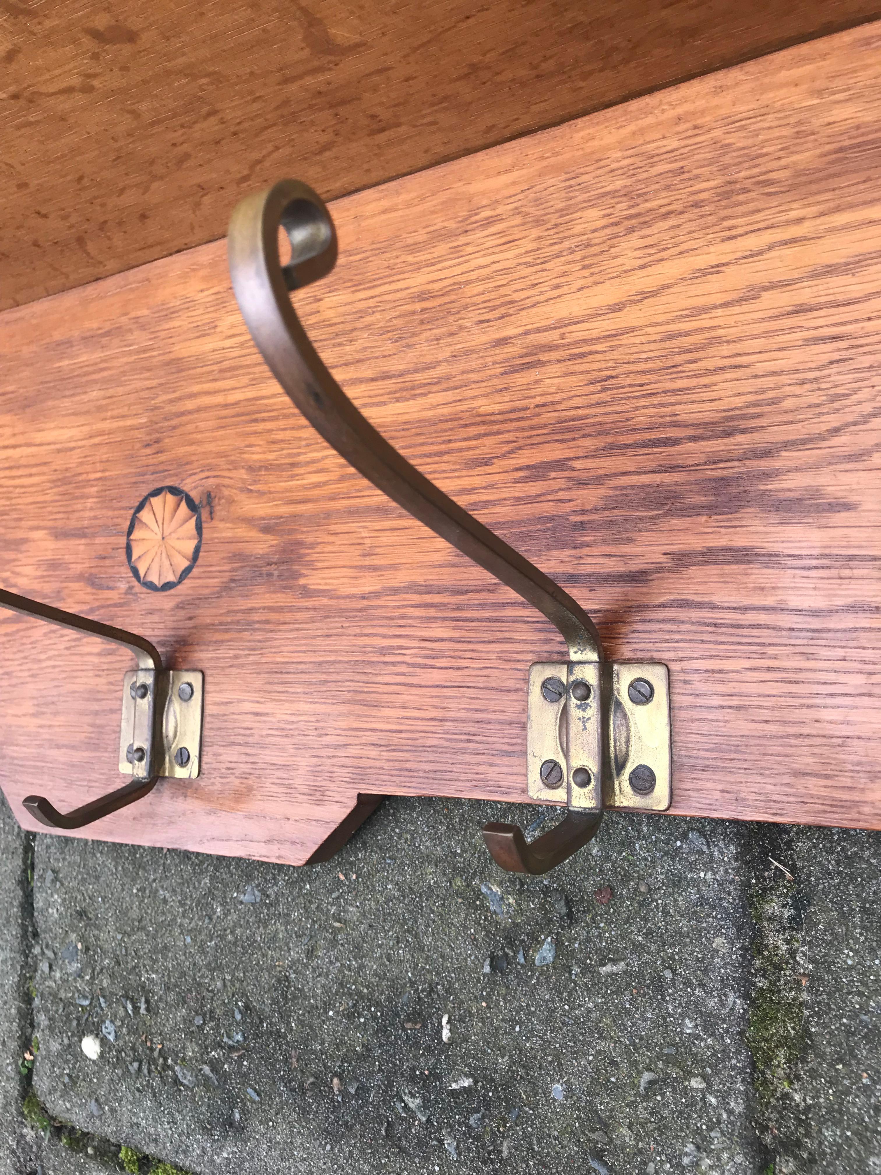 Stylish Design Arts & Crafts Oak Wall Coat Rack with Inlaid Motifs & Brass Hooks In Good Condition In Lisse, NL
