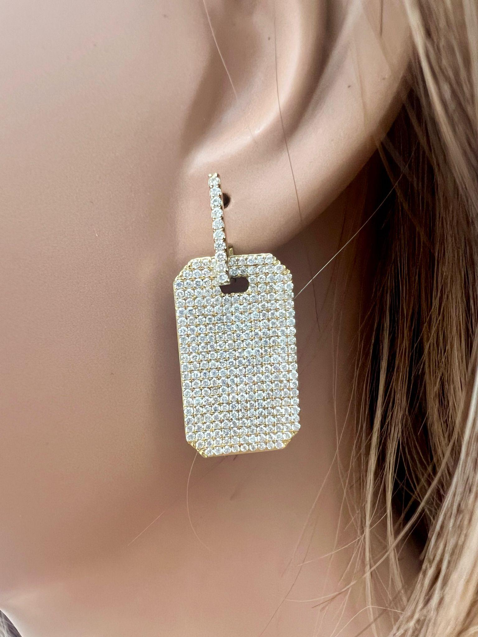 Eleva il tuo gioco di accessori con questi splendidi orecchini pendenti in oro giallo 14 kt. Caratterizzati da un design unico e strutturato, i diamanti da 2,92 carati catturano magnificamente la luce, rendendoli perfetti sia per le occasioni casual