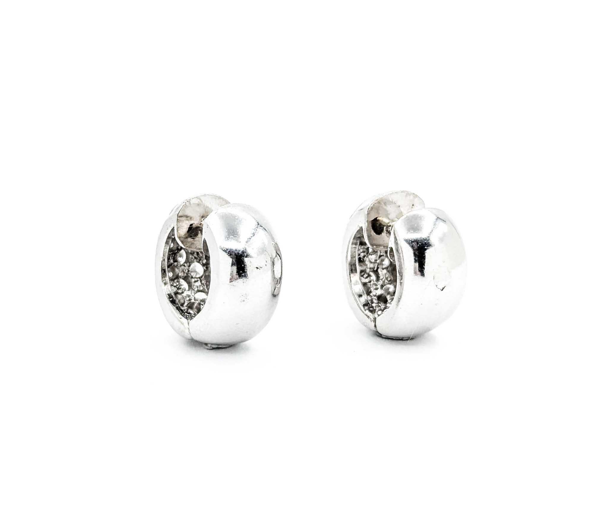 Stylish Diamond Huggie Earrings in 14k White Gold In Excellent Condition For Sale In Bloomington, MN