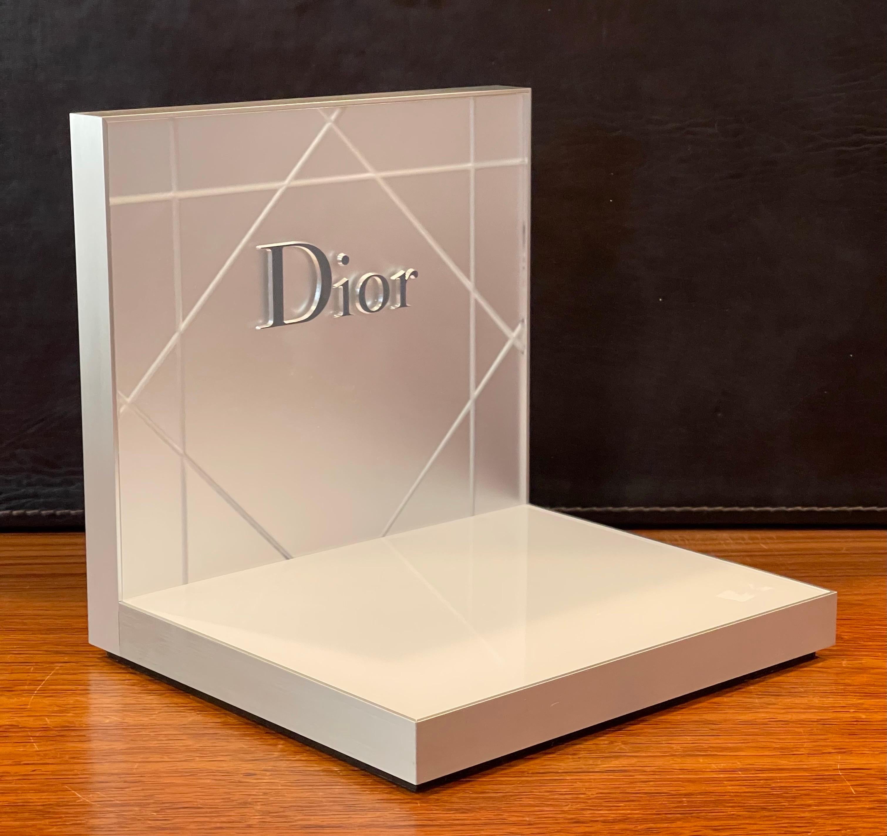 Stilvolle „Dior“-Einkaufsausstellung  (Holz) im Angebot