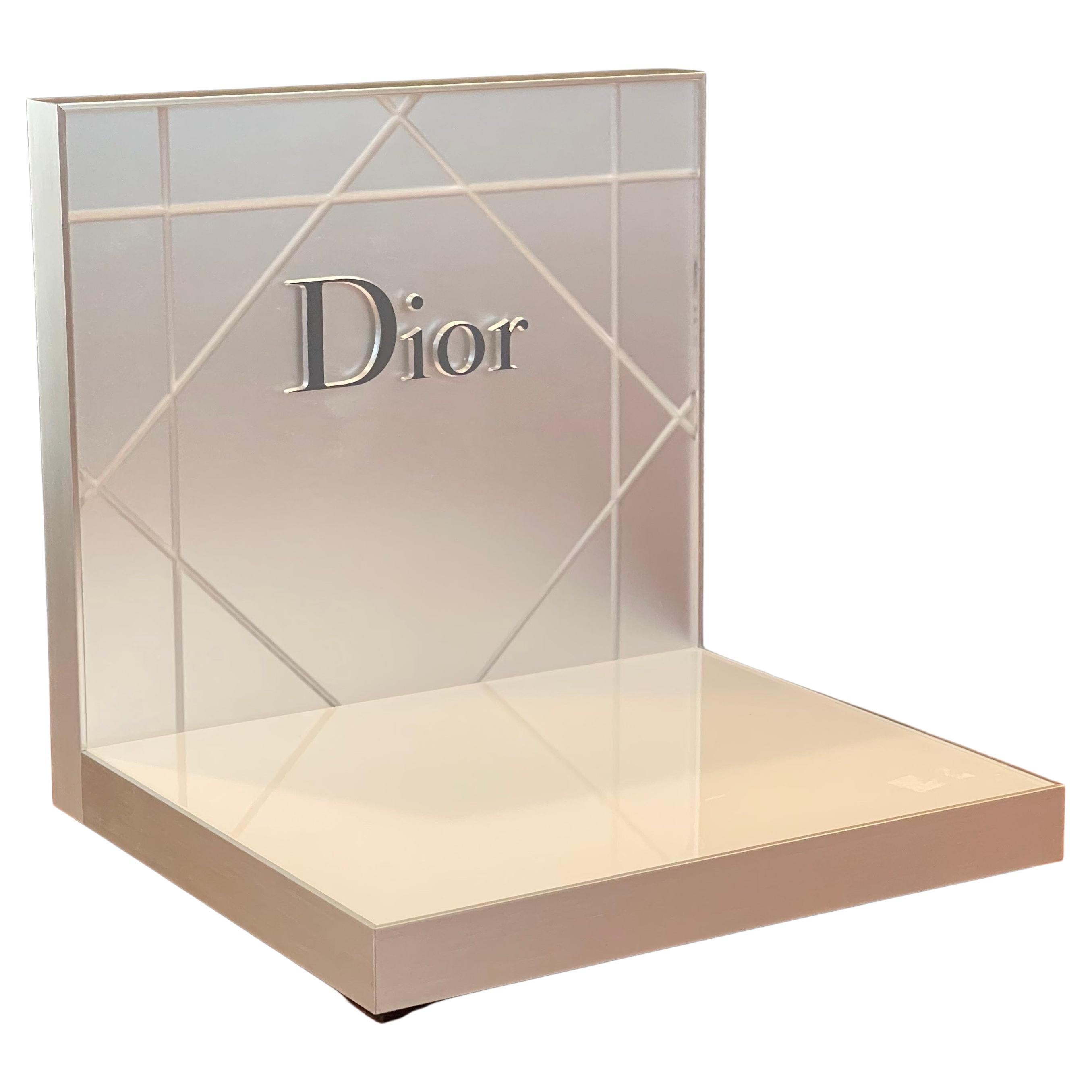 Esposizione elegante del negozio "Dior in vendita