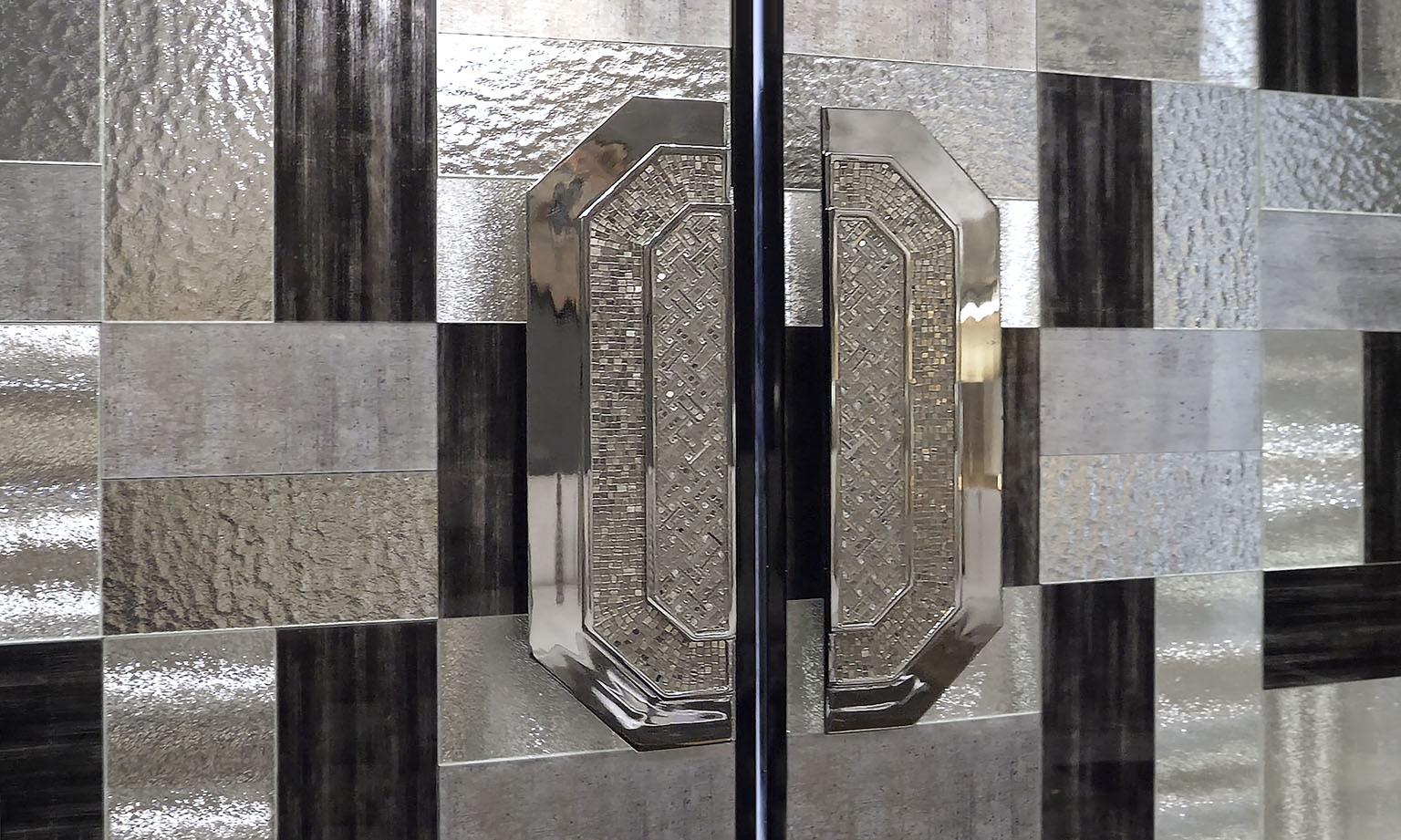 Moderne Poignée de porte stylisée Design étonnant Différentes finitions décorées avec de la micromosaïque en vente