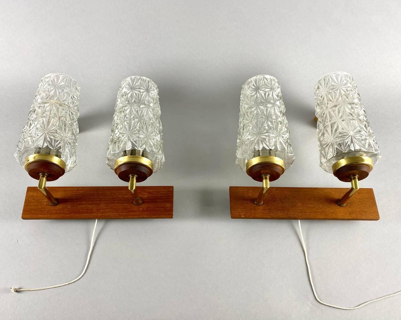 Vintage Set of Two Double Arm Wall Lamps. 

 Ensemble d'éclairage vintage allemand ! 

 Particulièrement belles lampes murales doubles de style scandinave. La lampe murale se compose d'un support mural en bois et en métal avec des abat-jour en verre