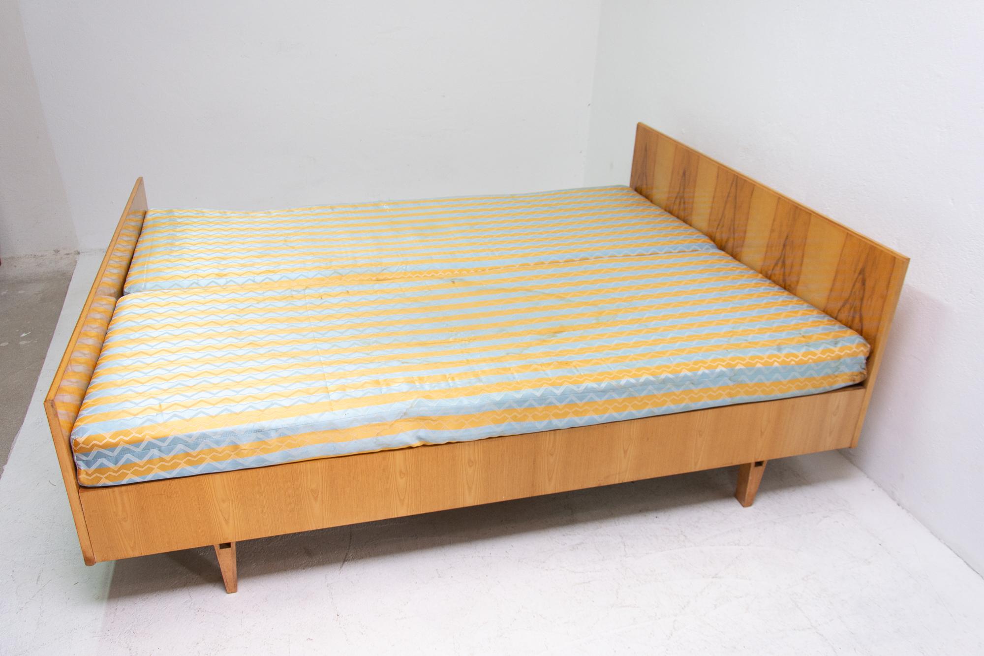 Stylish Double Bed from Nový Domov, 1970s, Czechoslovakia 4