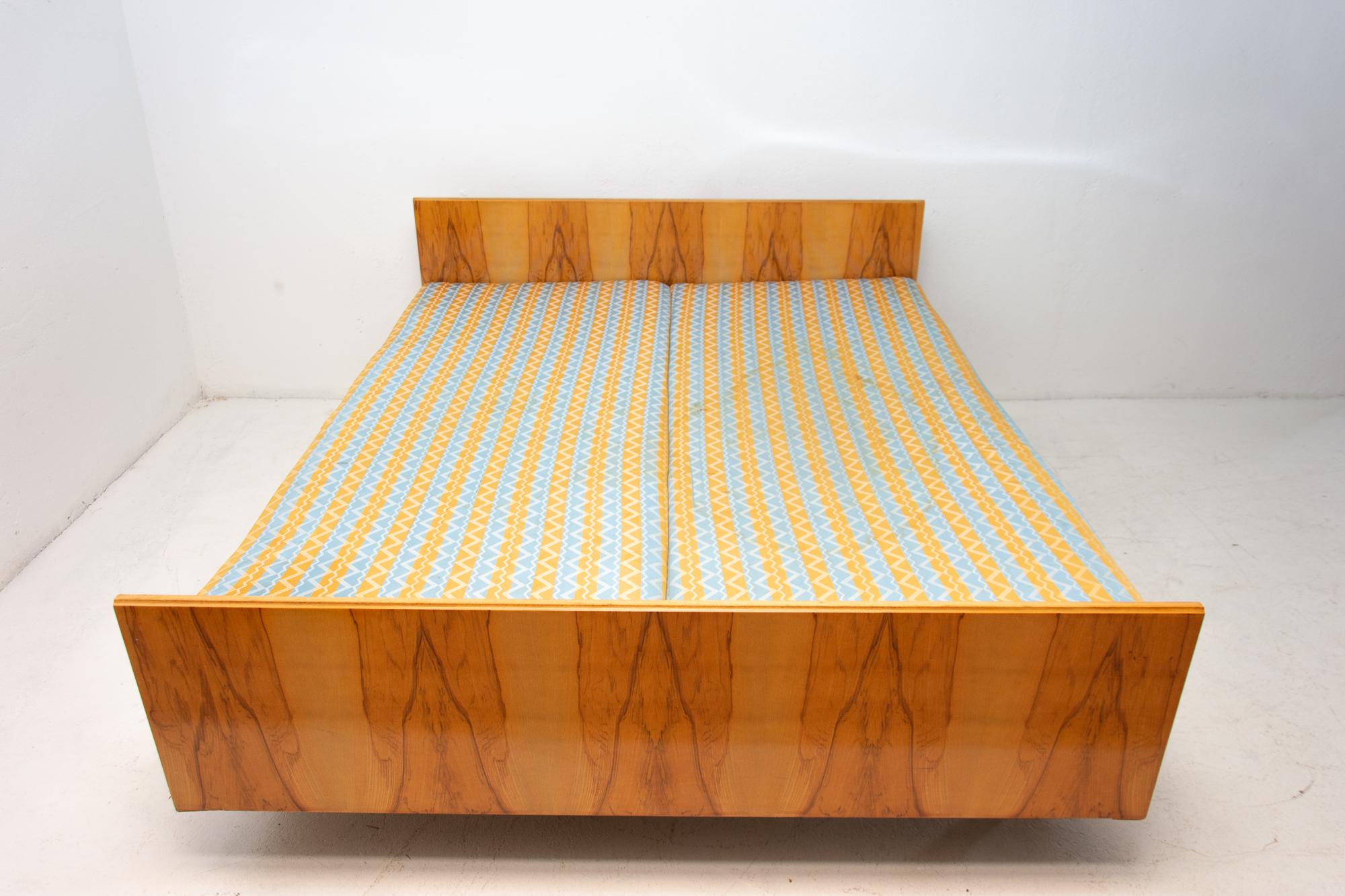 Stylish Double Bed from Nový Domov, 1970s, Czechoslovakia In Good Condition In Prague 8, CZ