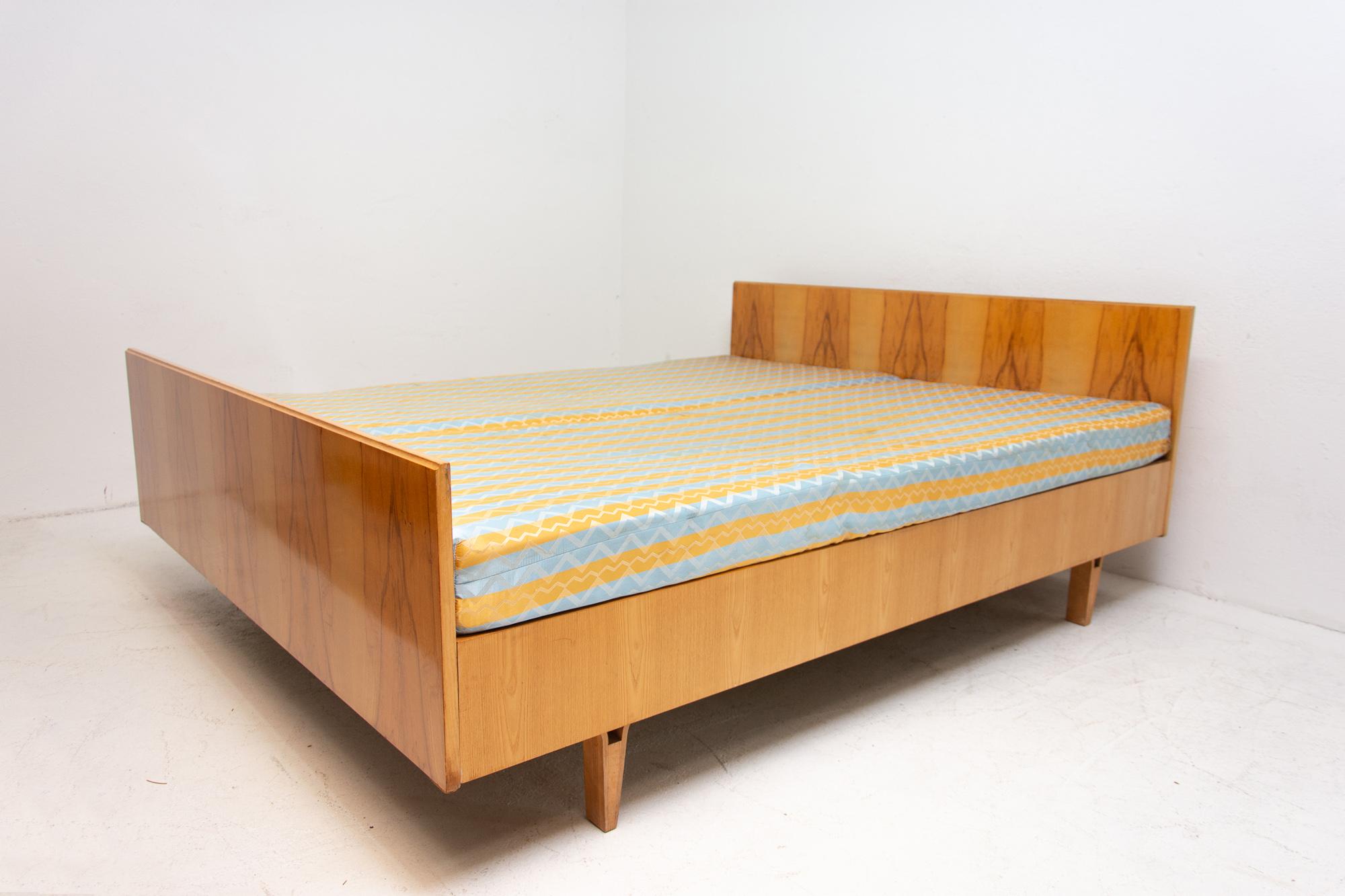 Stylish Double Bed from Nový Domov, 1970s, Czechoslovakia 1