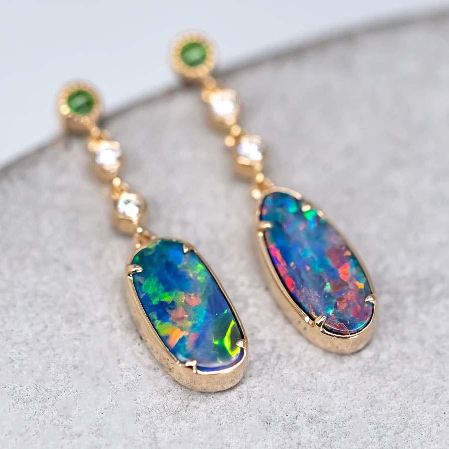 Stilvolle australische Doublet Opal Diamant Tsavorit Tropfen Ohrringe 18k Gelbgold.


Kostenloser Inlandsversand mit USPS First Class!  Kostenlose einjährige beschränkte Garantie!  Kostenlose Geschenktüte oder -box zu jeder Bestellung!



Der Opal,