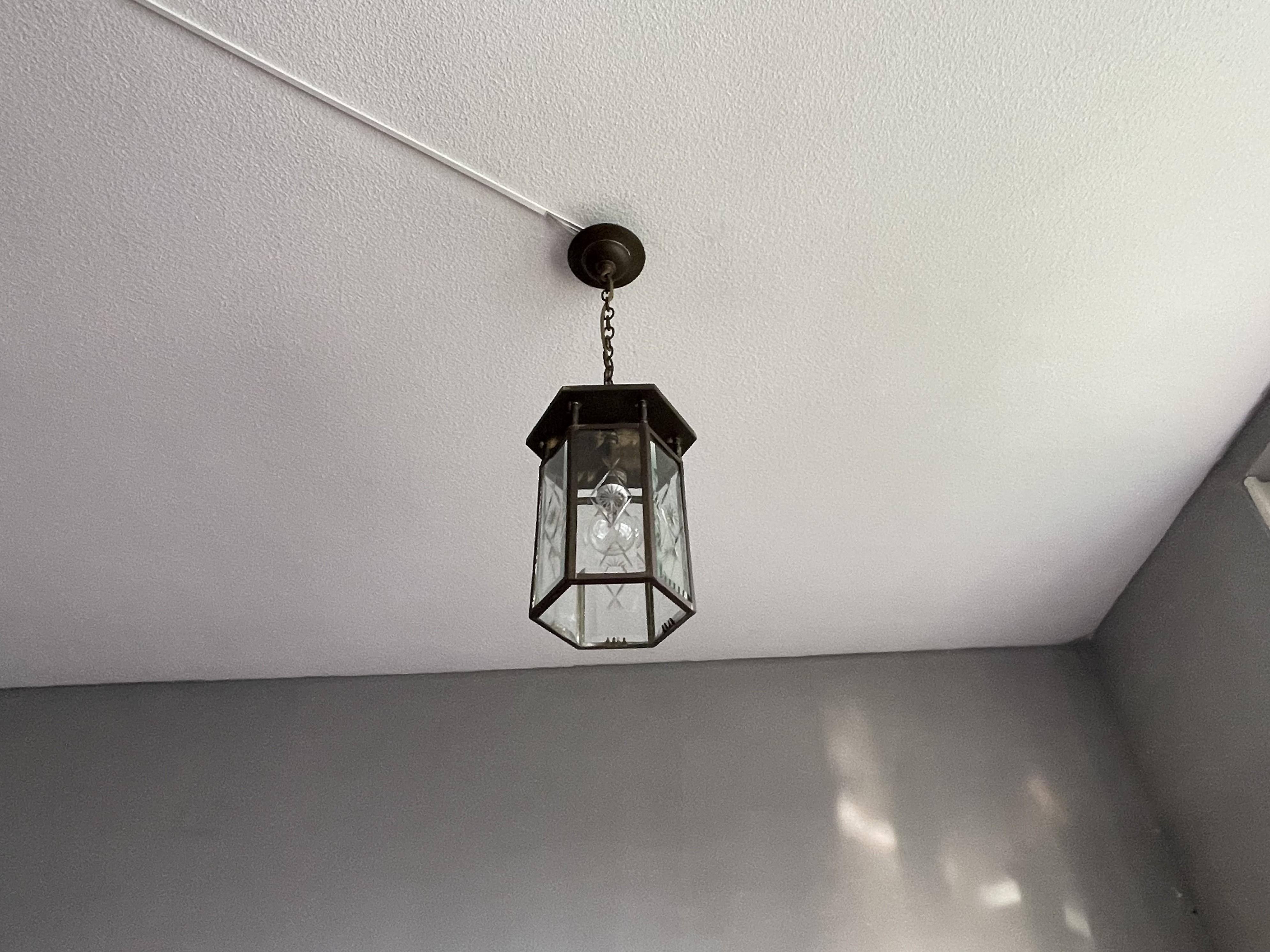 Élégante lanterne / lampe à suspension hollandaise Arts & Crafts en laiton et verre étoilé gravé en vente 3