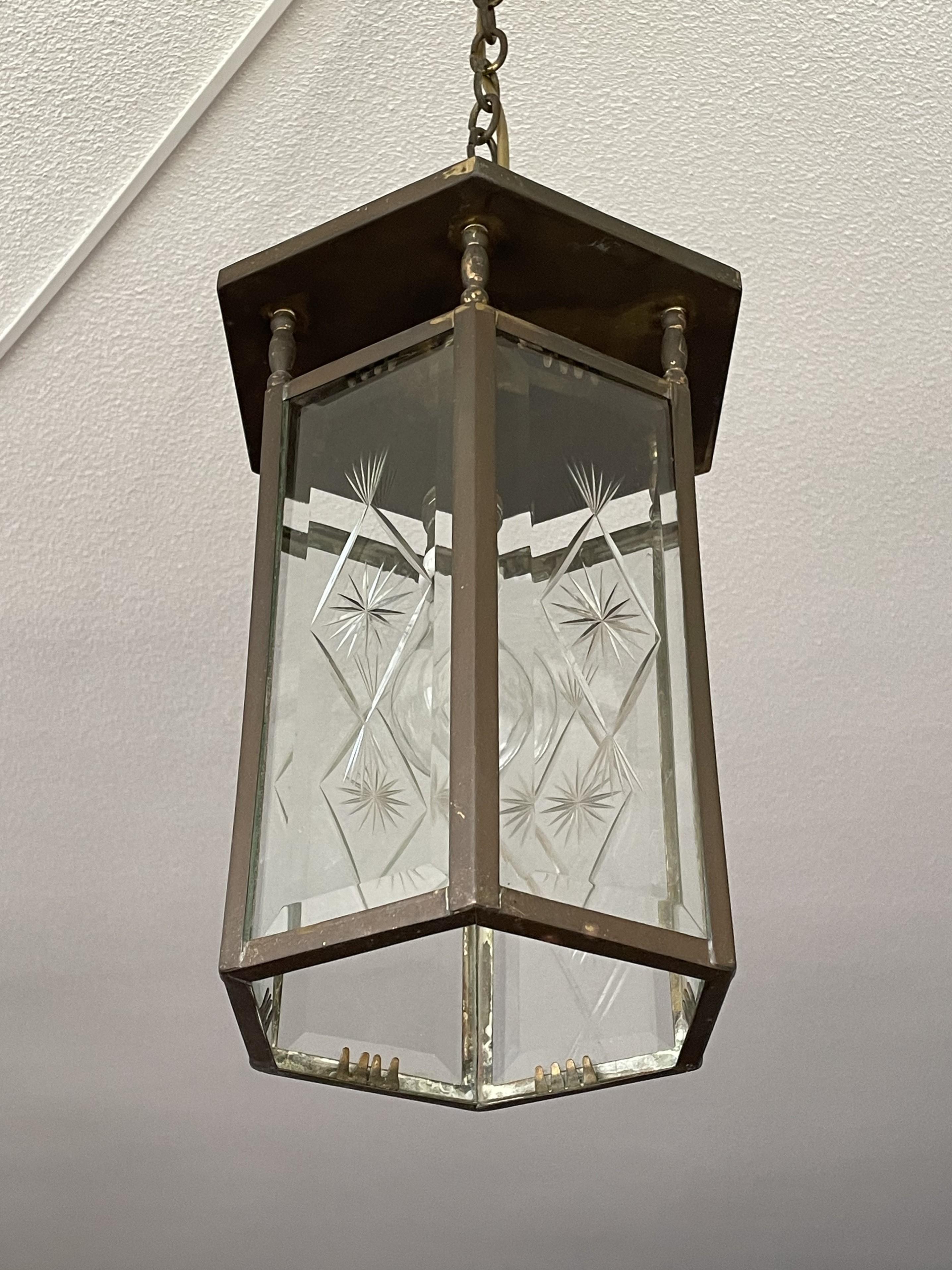 Élégante lanterne / lampe à suspension hollandaise Arts & Crafts en laiton et verre étoilé gravé en vente 4