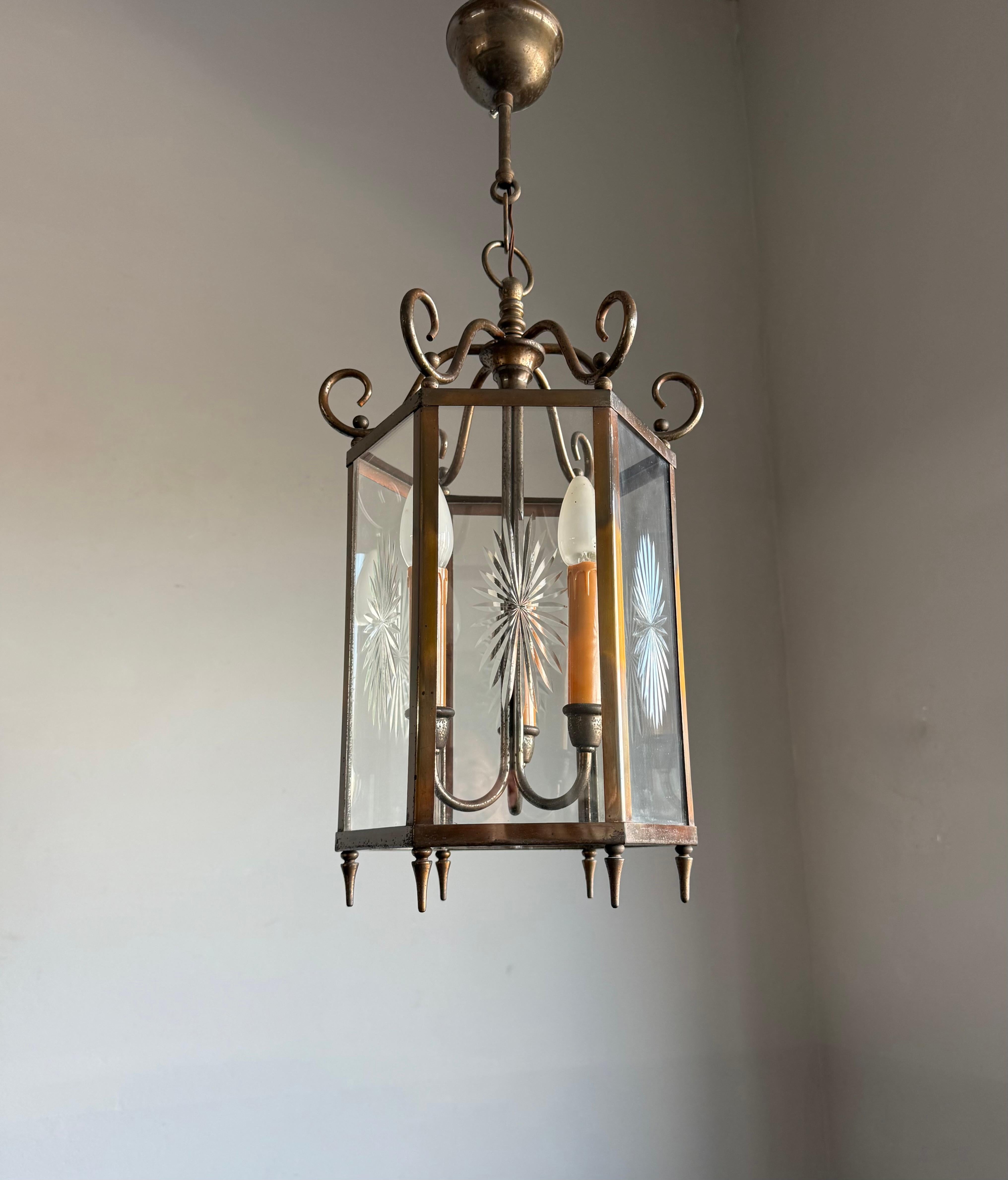 Elegante farol / lámpara colgante holandesa Arts & Crafts de latón y cristal grabado en forma de estrella en venta 4