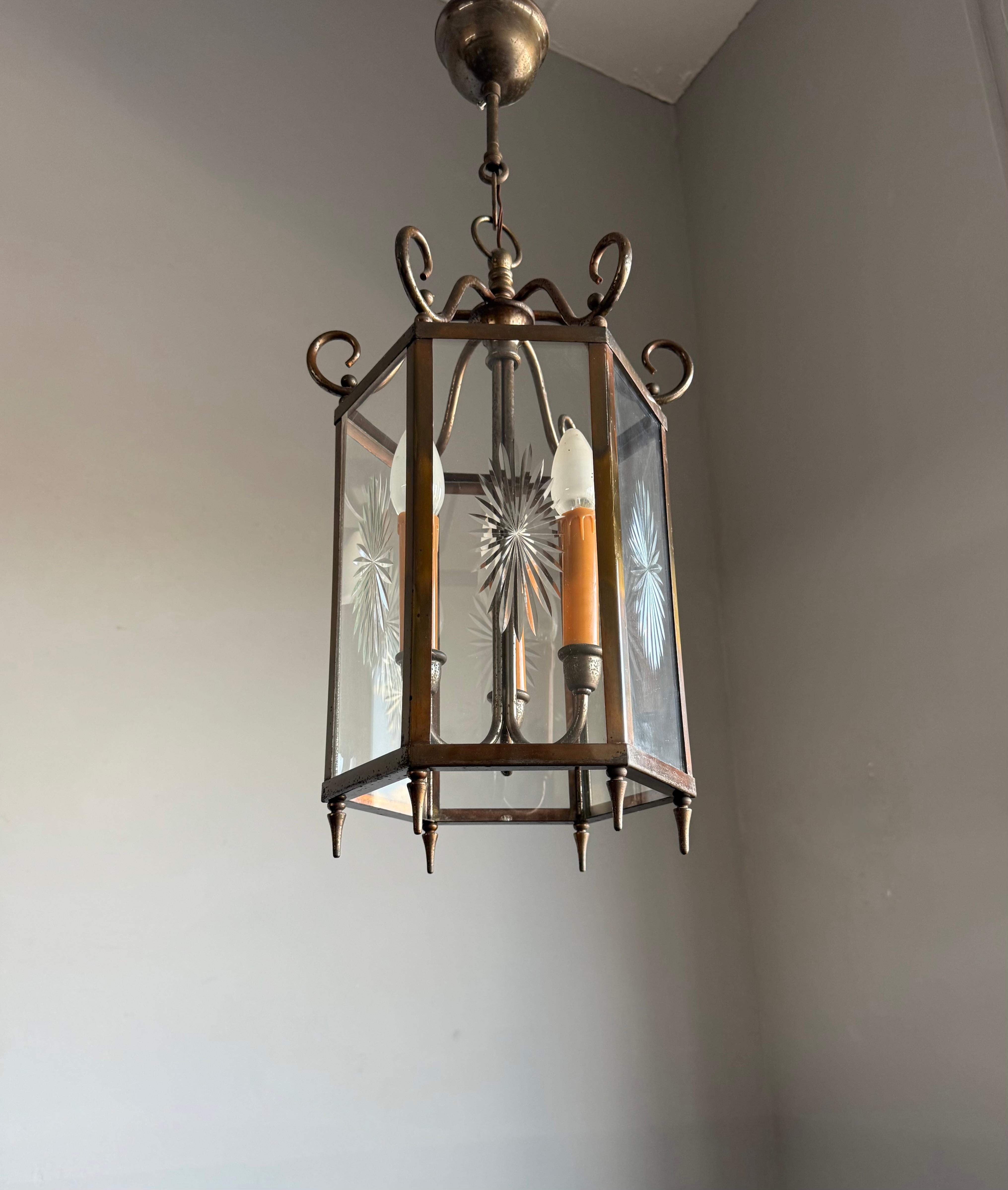 Elegante farol / lámpara colgante holandesa Arts & Crafts de latón y cristal grabado en forma de estrella en venta 5