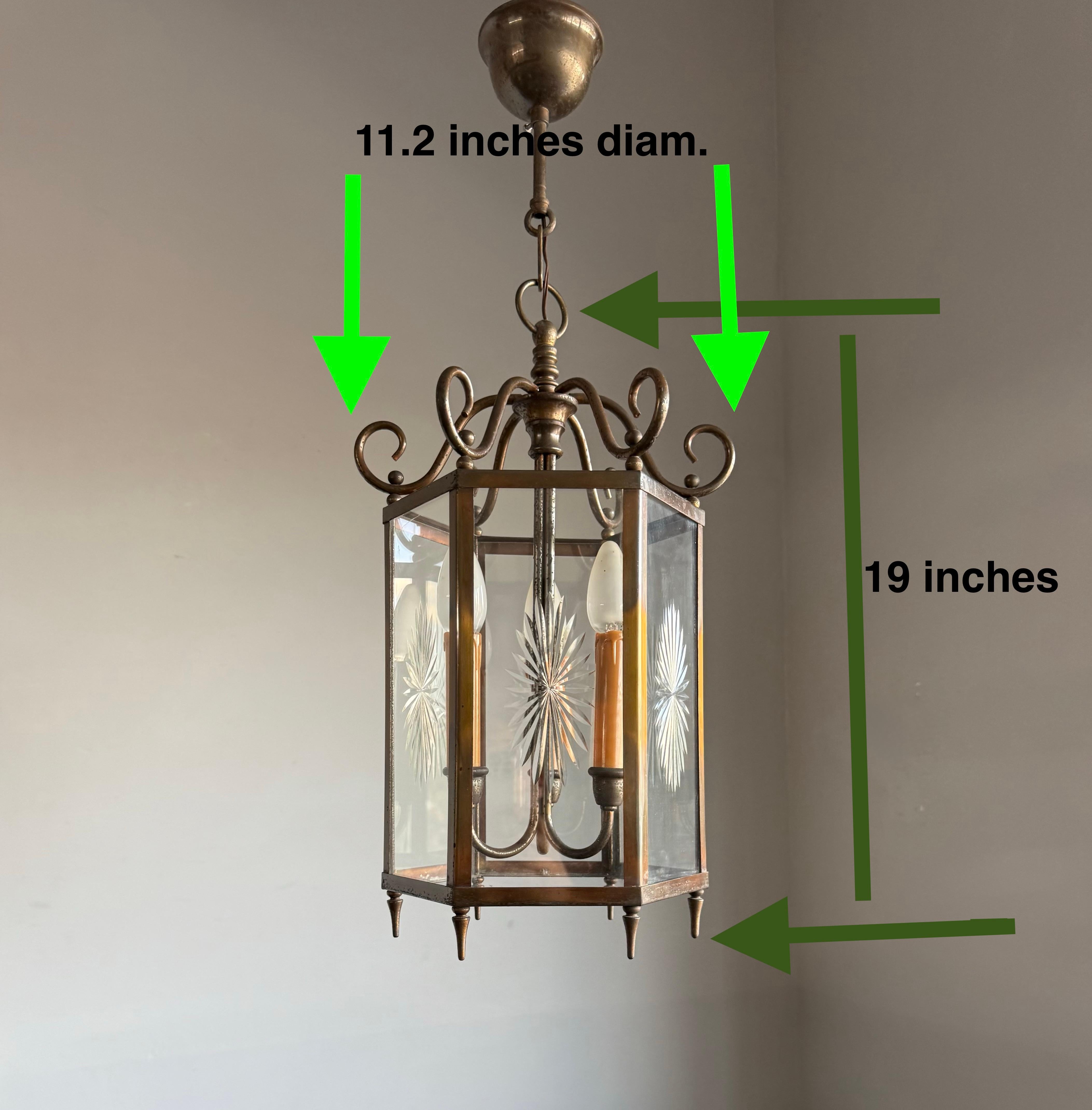 Elegante farol / lámpara colgante holandesa Arts & Crafts de latón y cristal grabado en forma de estrella en venta 6