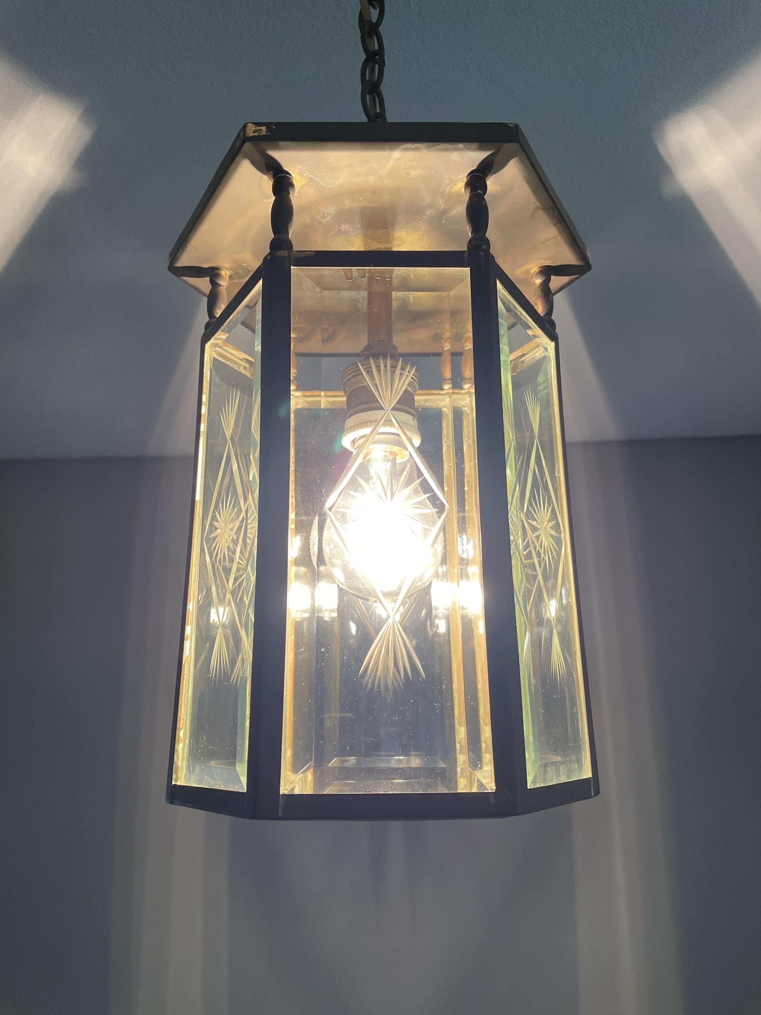 Élégante lanterne / lampe à suspension hollandaise Arts & Crafts en laiton et verre étoilé gravé en vente 7