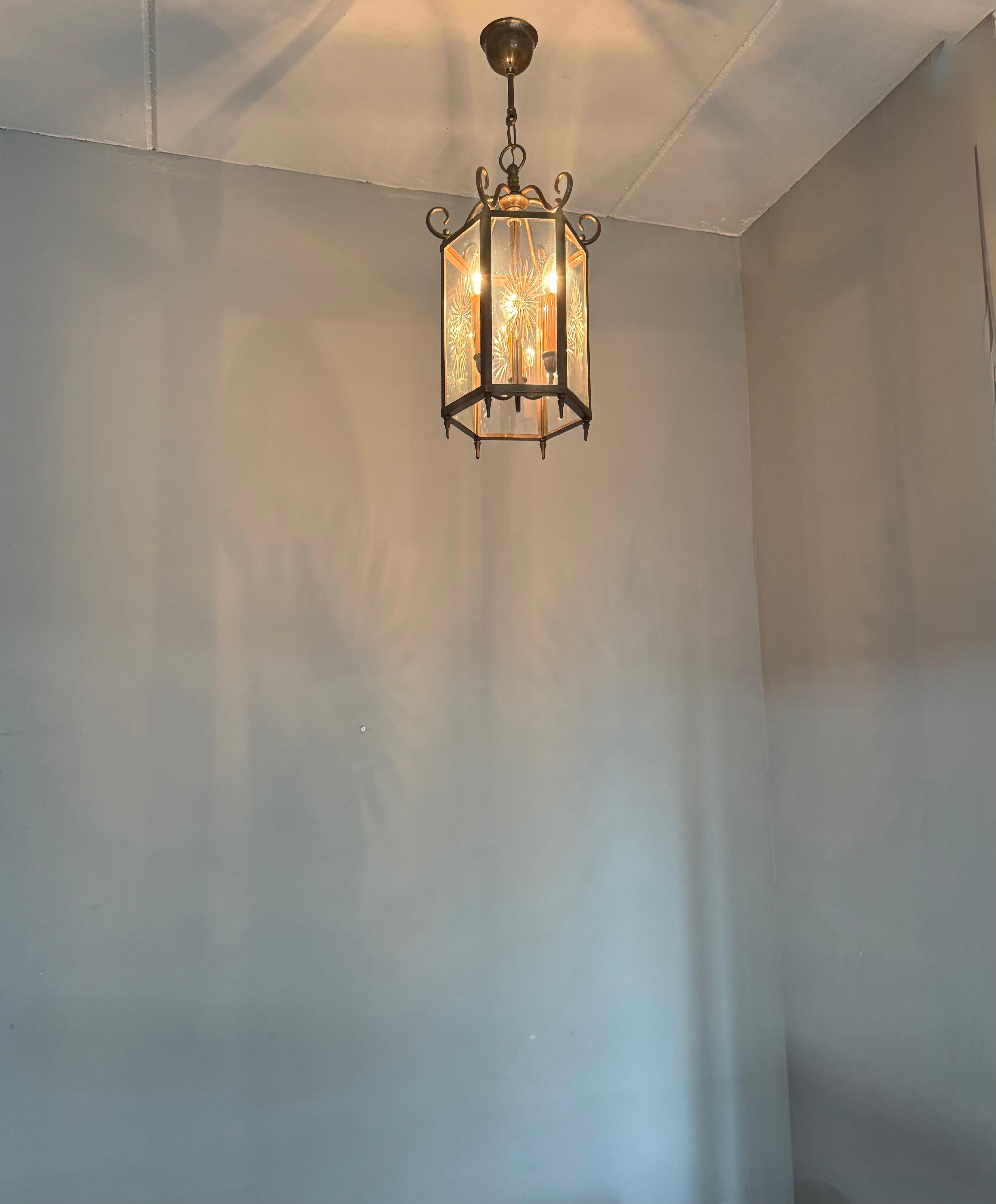 Elegante farol / lámpara colgante holandesa Arts & Crafts de latón y cristal grabado en forma de estrella en venta 7