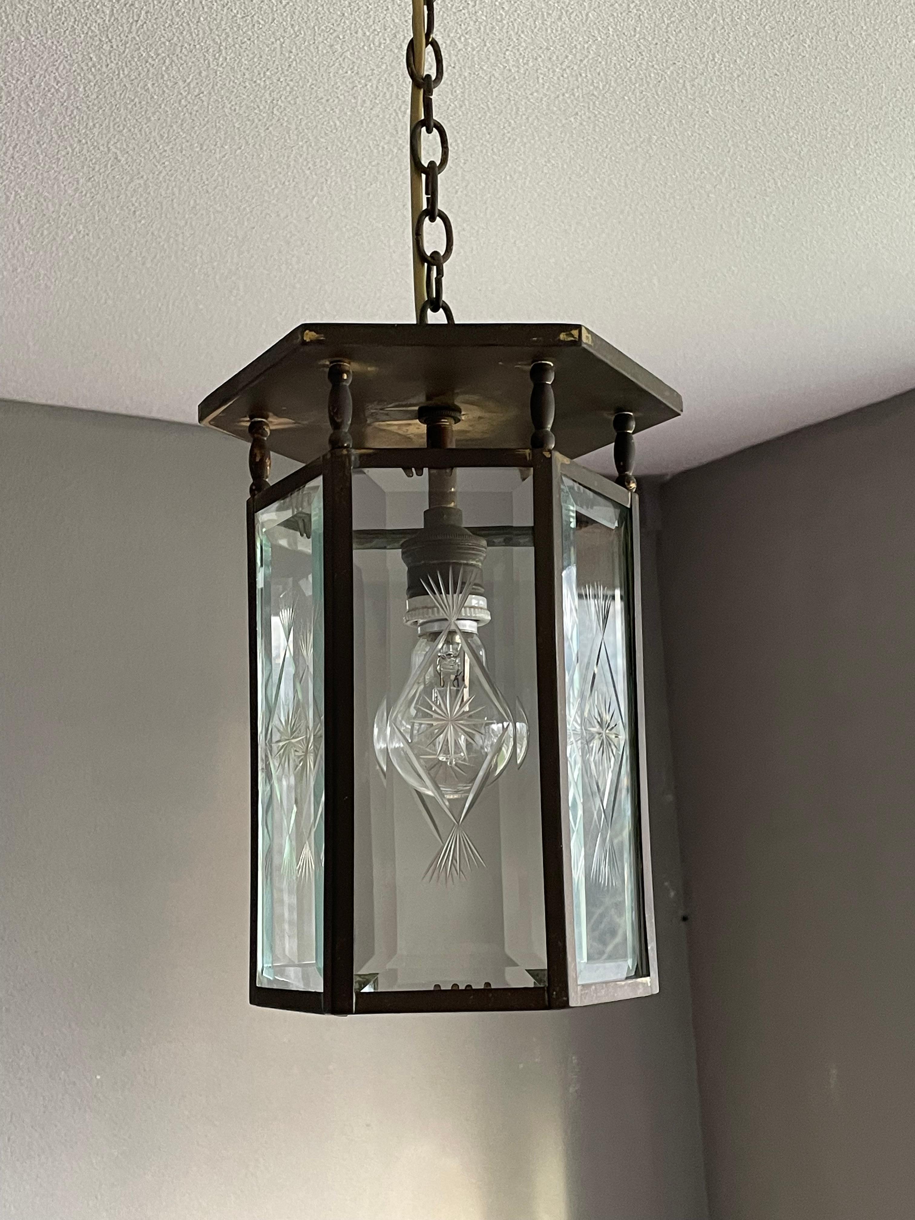 Élégante lanterne / lampe à suspension hollandaise Arts & Crafts en laiton et verre étoilé gravé en vente 8