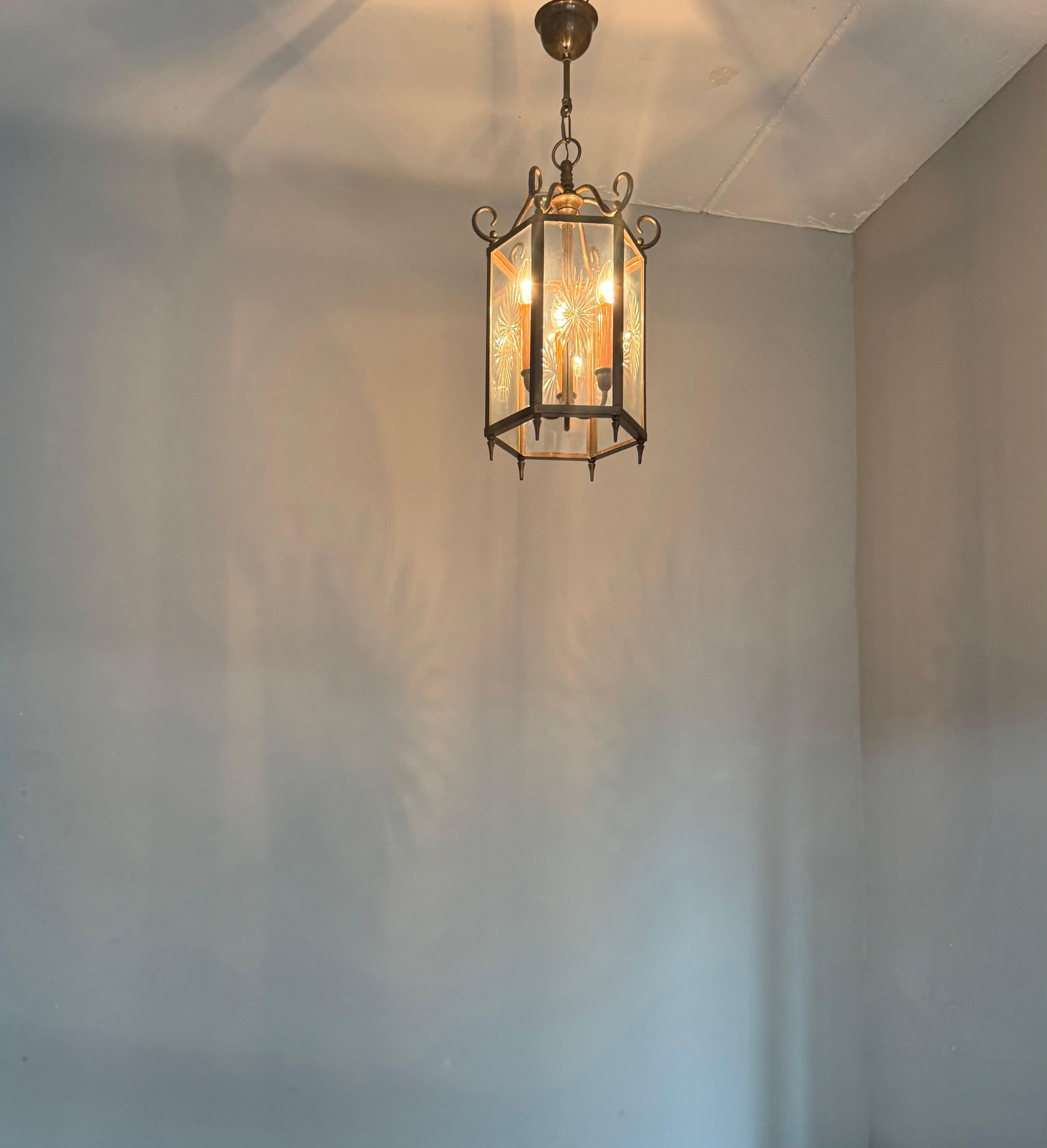 Elegante farol / lámpara colgante holandesa Arts & Crafts de latón y cristal grabado en forma de estrella en venta 8